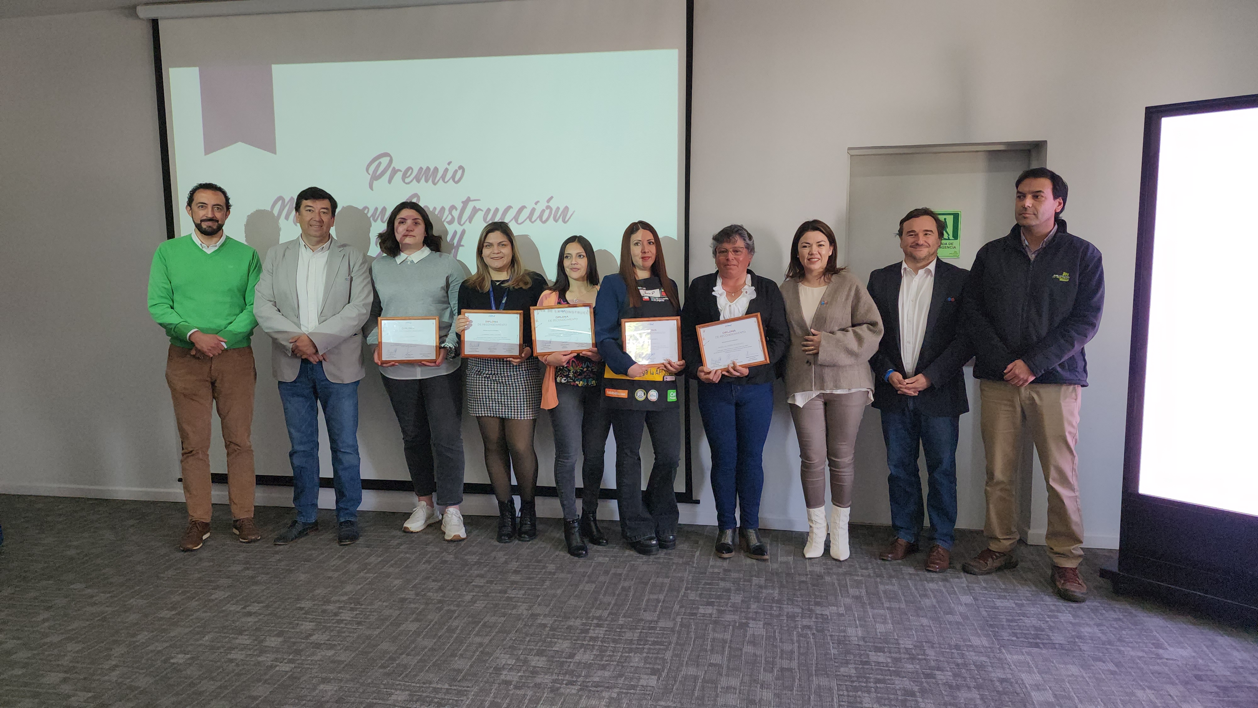 Leonardo Morán, gerente de Edelaysen; Manuel Suazo, presidente comisión de Seguridad Laboral CChC Coyhaique; Javiera Arriagada, trabajadora de Constructora Xinta; Luz Campos, trabajadora de Edelaysen; Daniela Castro, operadora de la planta Tehuelche de Edelaysen en Cochrane; Jessica Pérez, trabajadora del mesón Pro de Sodimac; Raquel Vega, trabajadora de constructora Manuel Suazo; Liz Montiel, presidenta comisión de Mujeres CChC; Pablo Carrasco, presidente CChC Coyhaique; y Daniel Ibáñez, gerente Mutual de Seguridad. 