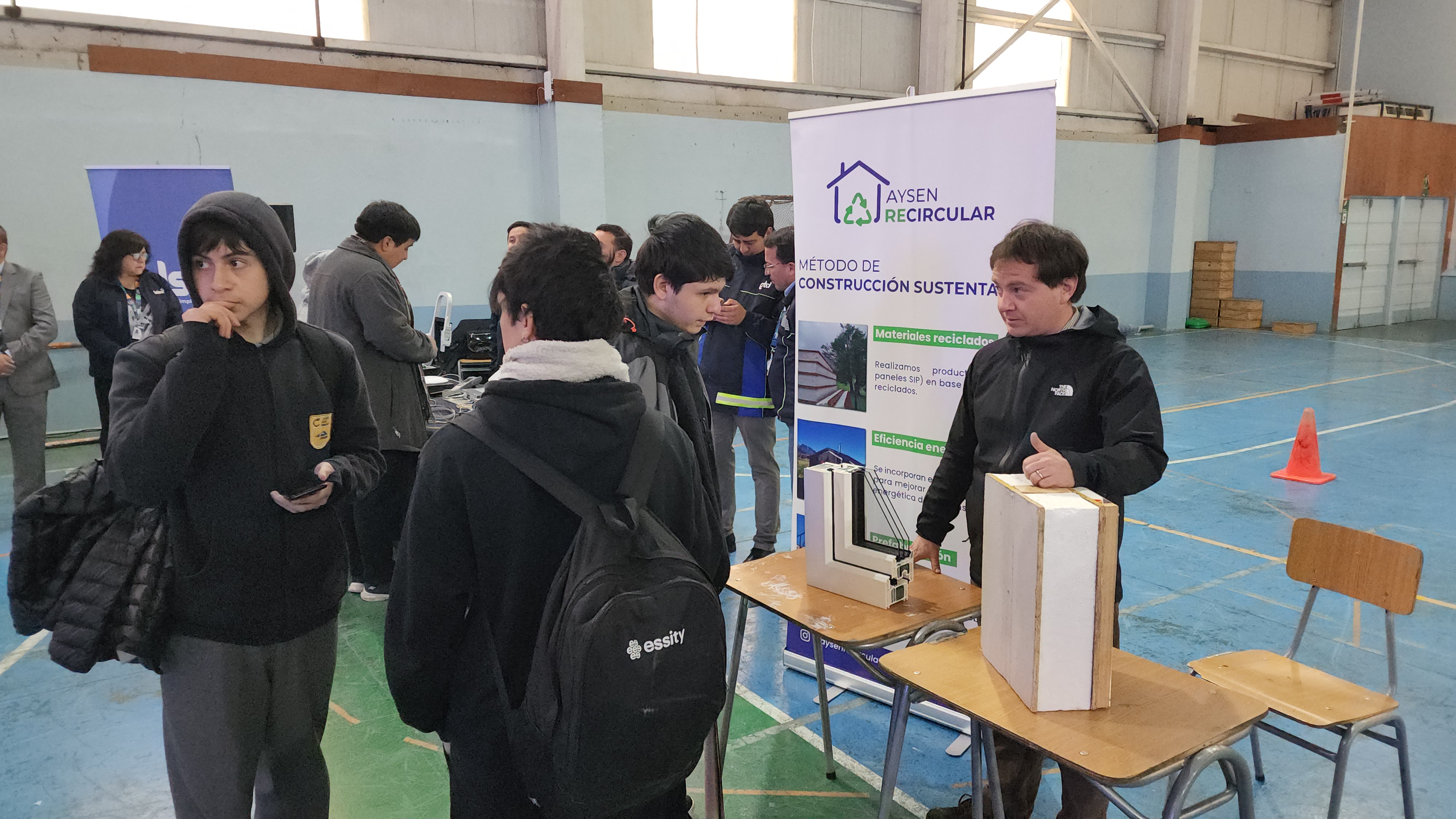 La empresa Aysén Recircular, socia de la CChC sede Coyhaique, compartió con los estudiantes su trabajo para desarrollar paneles SIP con poliuretano expandido que reciclan de la industria de la salmonicultura