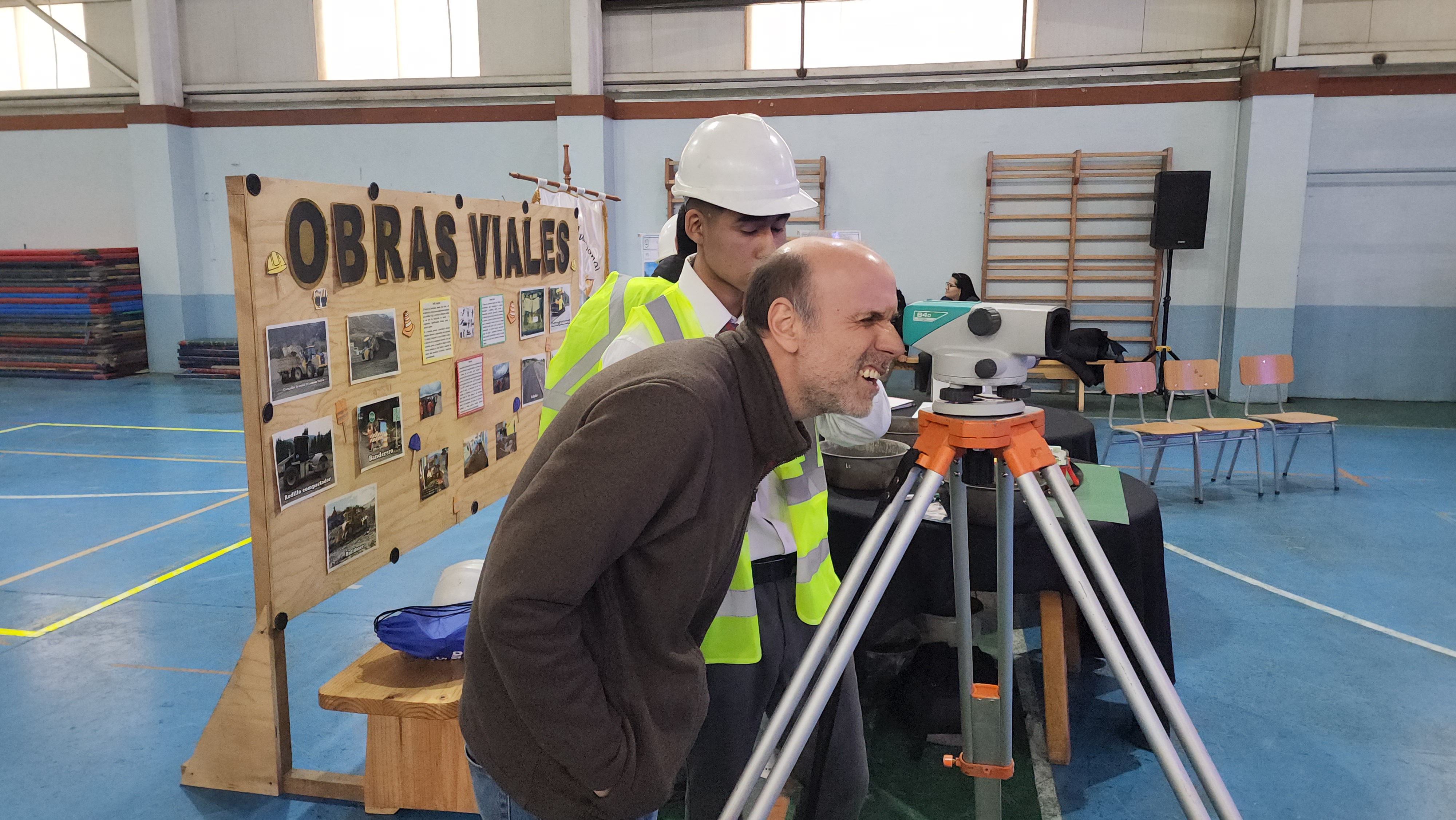 Los estudiantes de la carrera técnica de obras viales del liceo Juan Pablo II, mostraron a los asistentes el trabajo que desarrollan en su proceso formativo