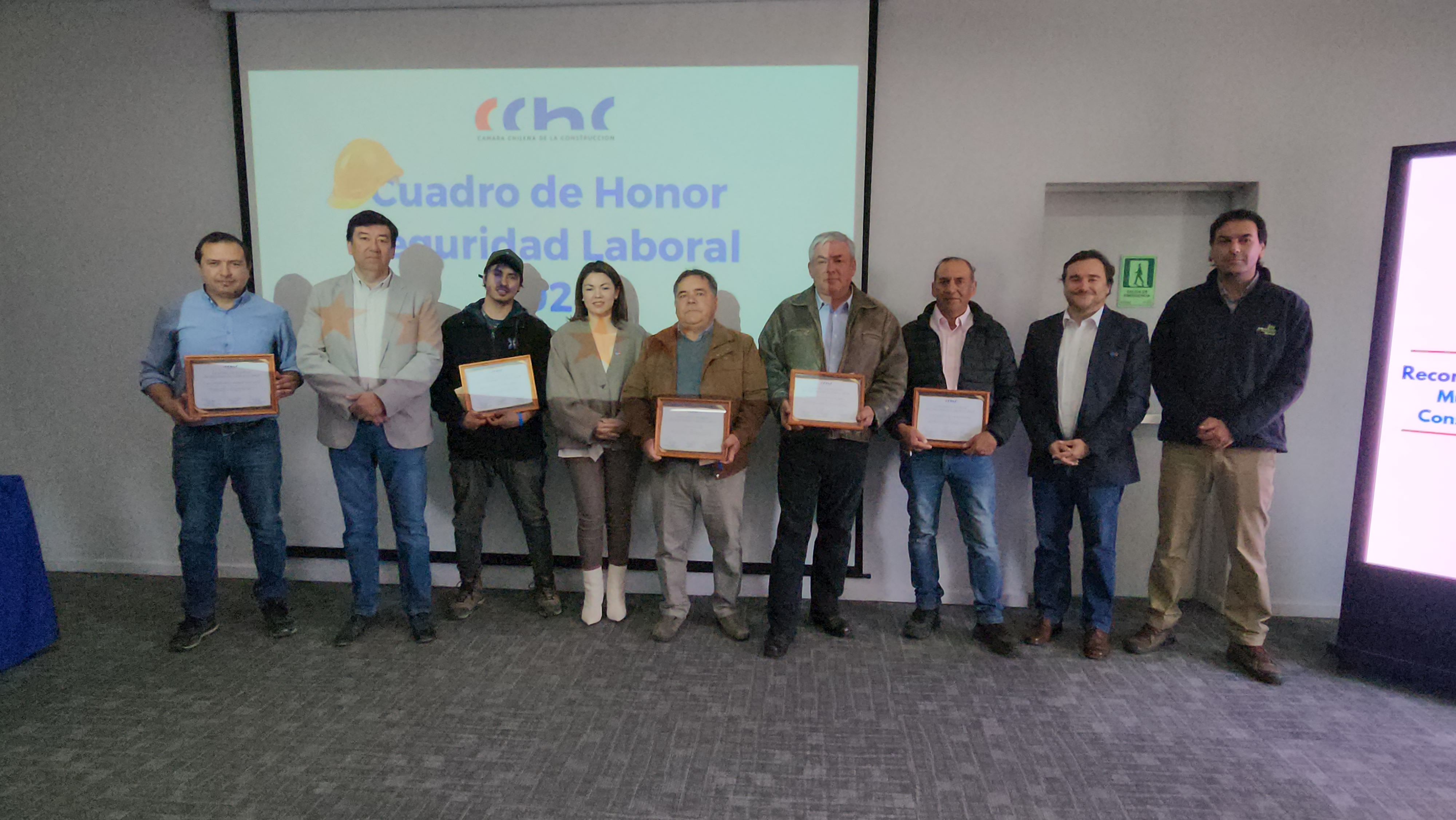 Claudio Campos (de constructora LyD, recibe premio en representación de trabajador que no estuvo presente por estar fuera de Coyhaique); Manuel Suazo, presidente comisión de Seguridad Laboral CChC Coyhaique, Marco Olate Sobarzo, trabajador de la empresa constructora Xinta; Liz Montiel, presidenta comisión de Mujeres CChC Coyhaique; Víctor Pinto, trabajador de constructora LyD; Iván Soto Otárola, Trabajador de la empresa constructora Manuel Suazo; Juan Manuel de la Paz, trabajador de constructora Manuel Suazo; Pablo Carrasco, presidente CChC Coyhaique y Daniel Ibáñez, gerente de la Mutual de Seguridad.