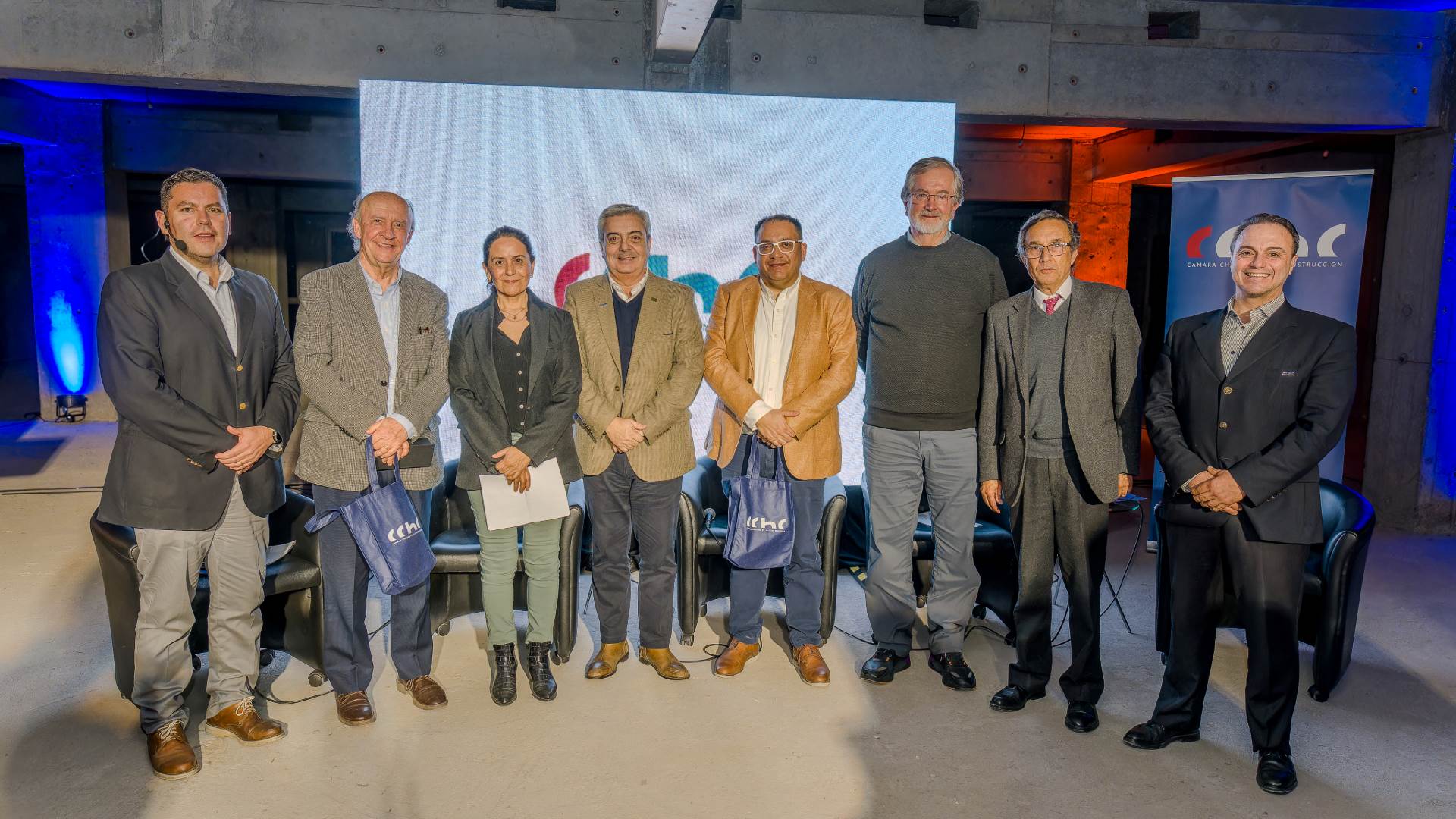 Cristián Larroulet junto a parte de la Mesa Directiva Regional de CChC Los Ángeles.