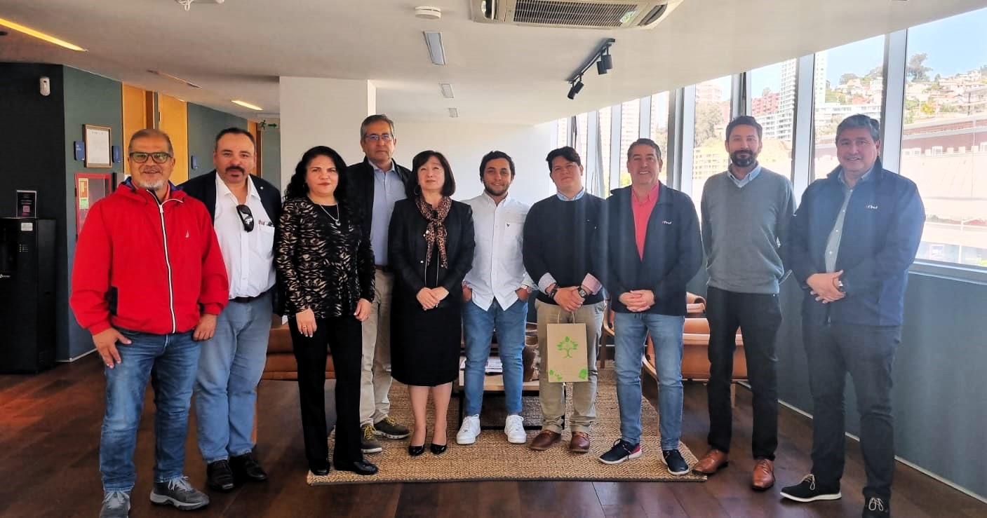 Participantes del 5° Open Day CChC Valparaíso posan para la foto, representantes de Cosemar, Acciona, Inmobiliaria Karü, Unicon, Constructora JMC y CChC Valparaíso