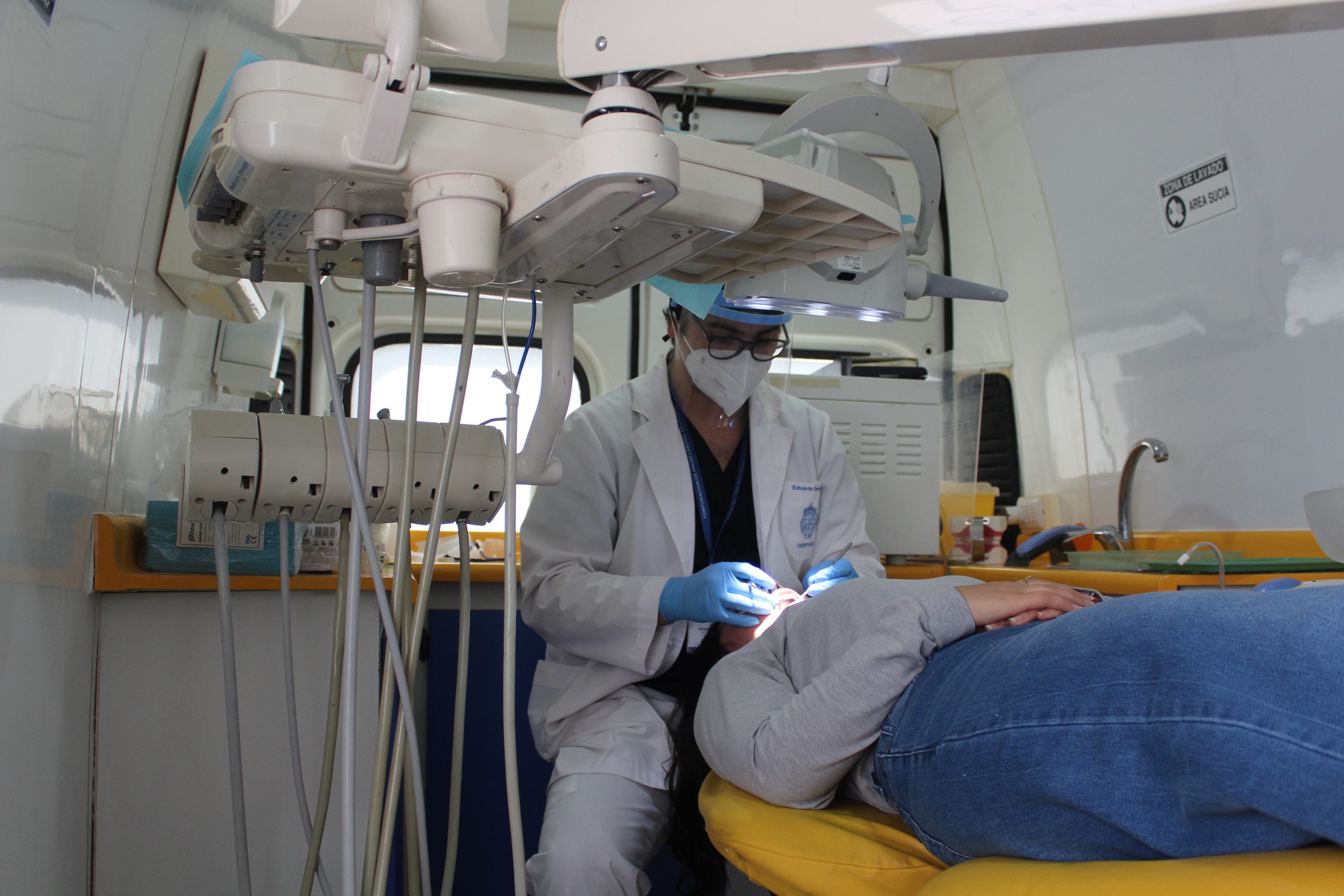Dentista brindando atención dental a trabajador en faena, como parte del operativo móvil dental organizado por la CChC Atacama