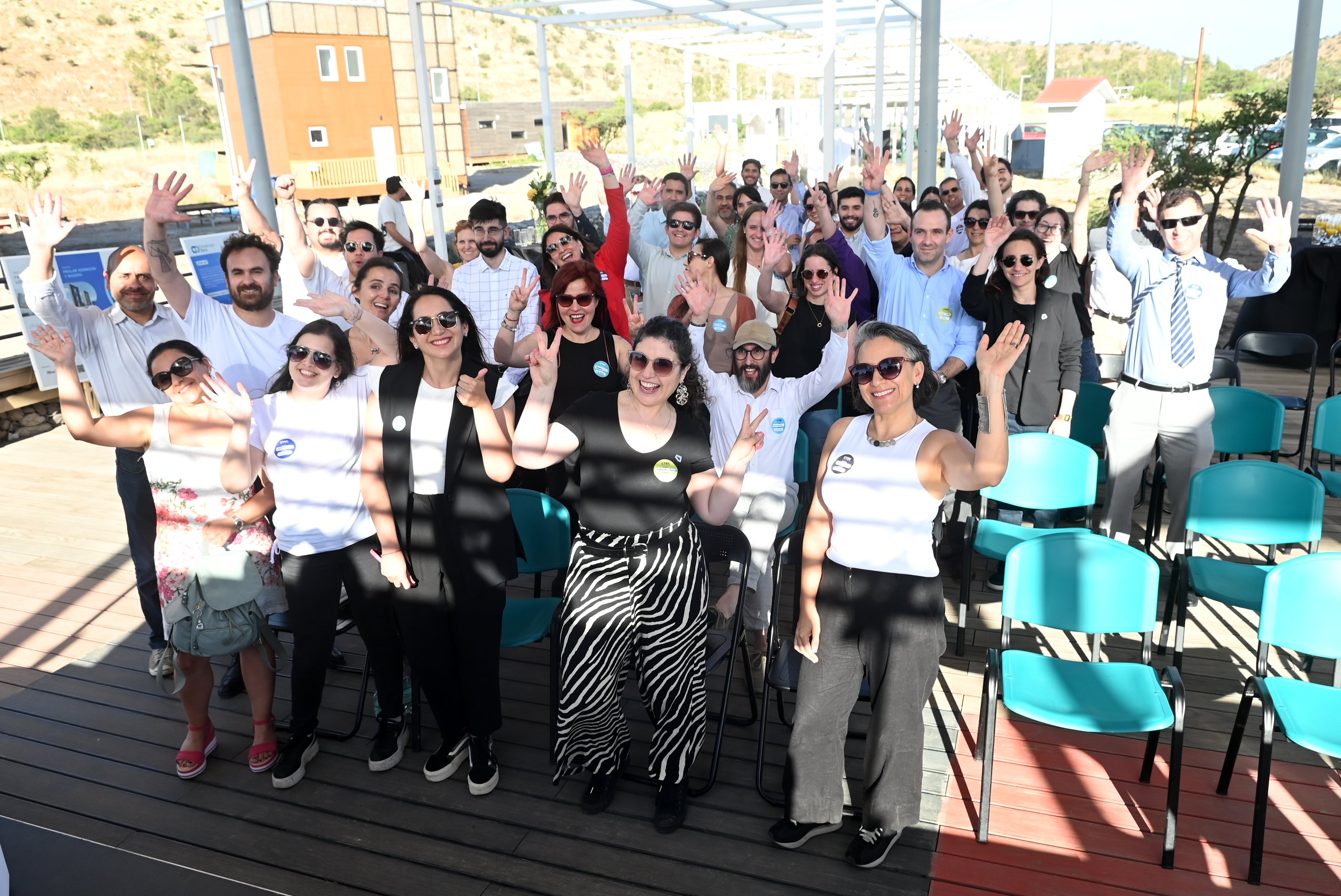 
Grupo Construye Zero saludando a la cámara, destacando la participación y el networking de la jornada
