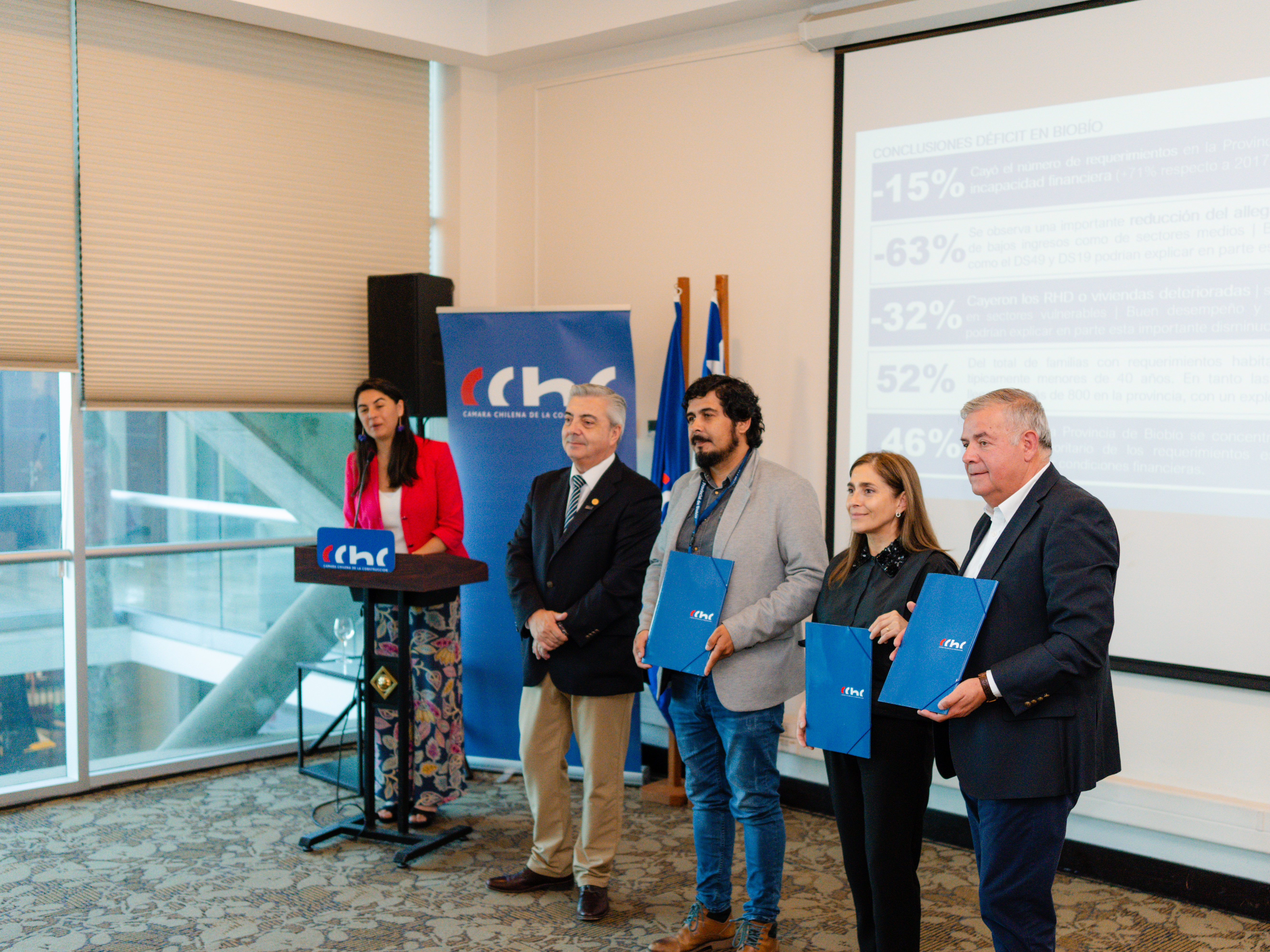 Mario Zerega, Esteban Cifuentes, Consuelo Fernández, Marcelo Escobar, Hugo Inostroza y Gabriela Medina posan para la foto en la actividad