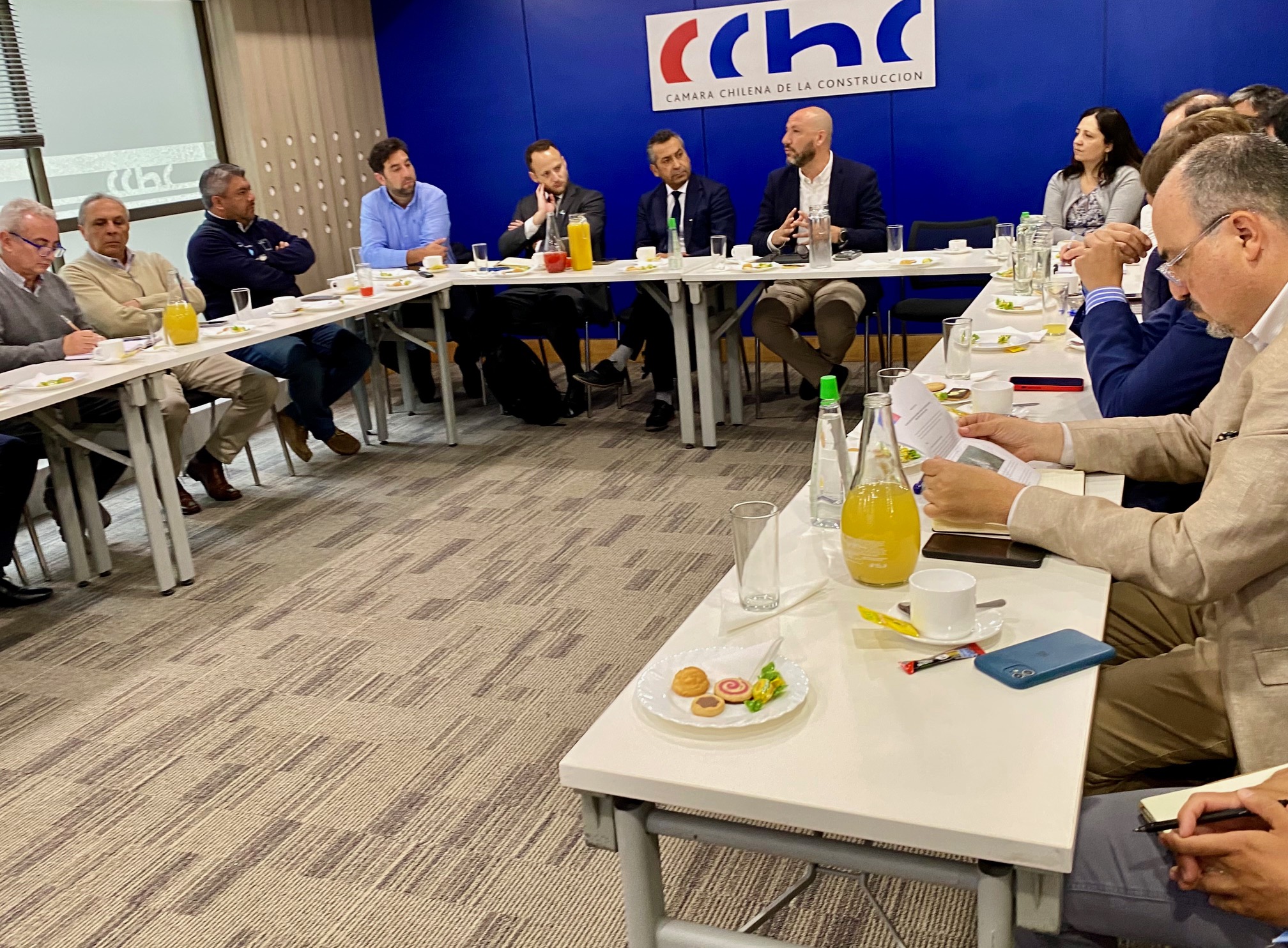 Representantes gubernamentales y directivos de la CChC Maule dialogan proyectos viales para Talca