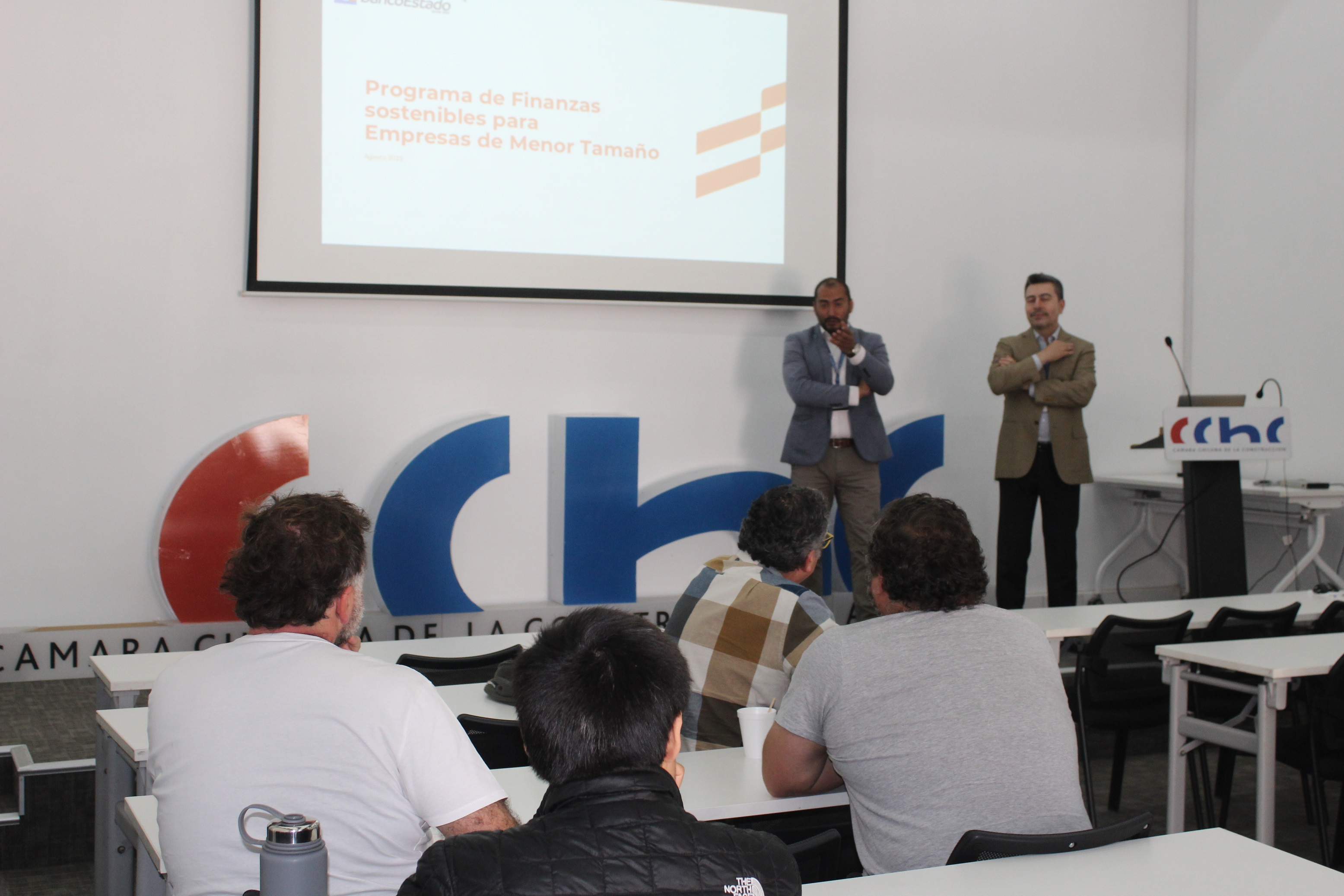 Representantes de Banco Estado exponen en las instalaciones de la CChC Atacama