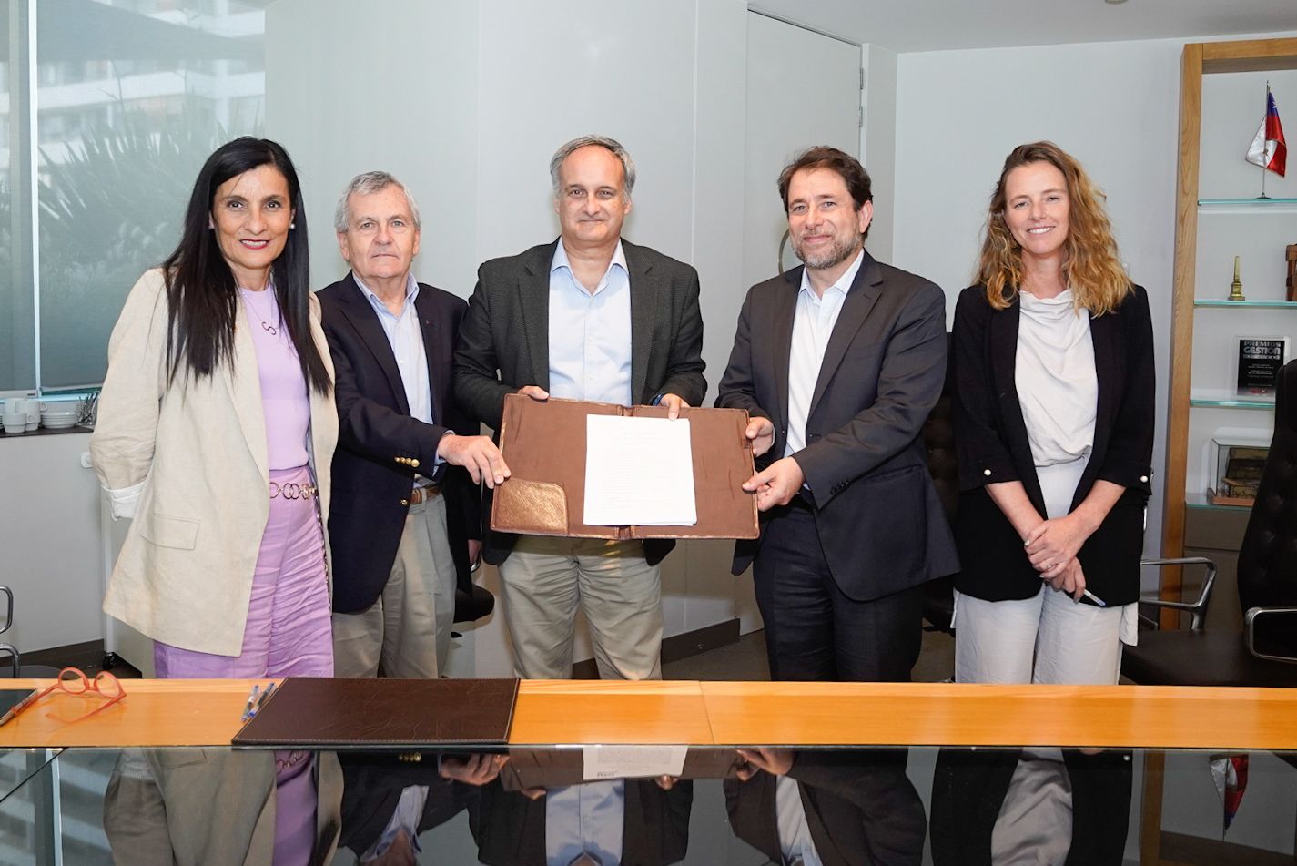 Juan Armando Vicuña, presidente de la Cámara Chilena de la Construcción (CChC), junto a autoridades de la CChC y del Banco Estado, presentando el documento firmado