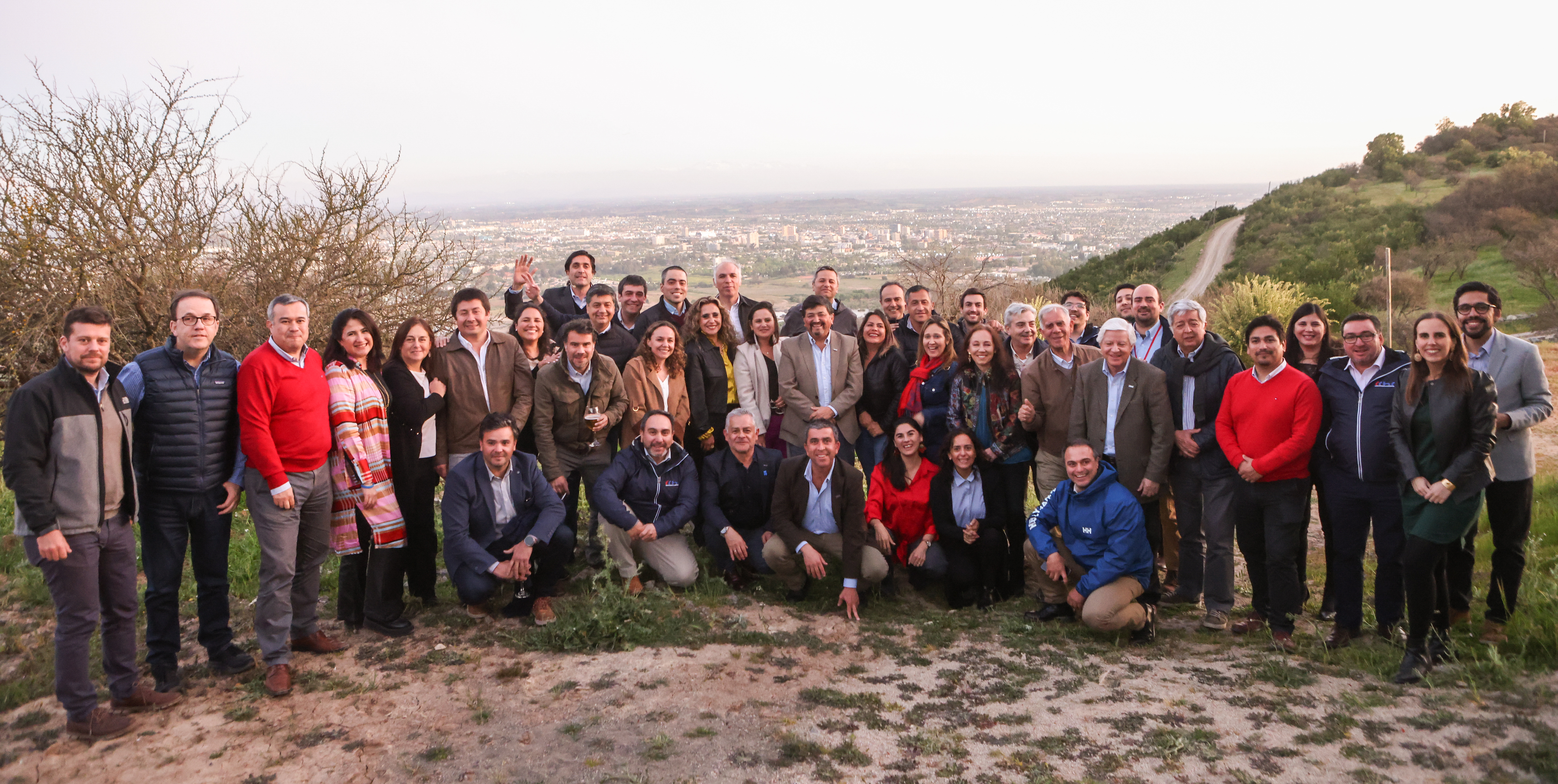 Representantes de las Cámaras de O'Higgins, Maule y Los Ángeles reunidos en el Encuentro de Socios 'Un Paso Adelante', fotografiados en el terreno