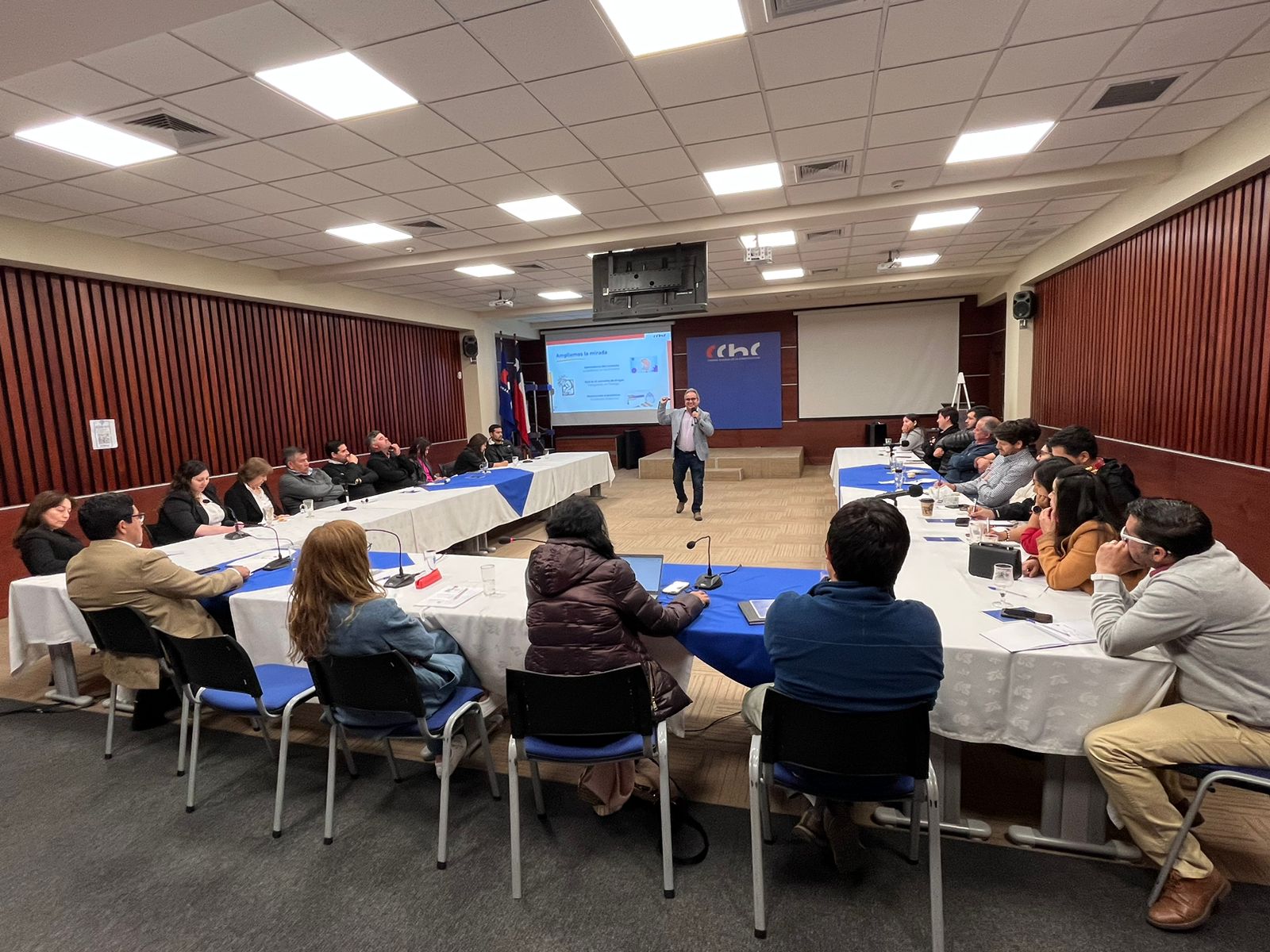 Representante de CChC Araucanía expone en taller sobre consumo de alcohol y drogas