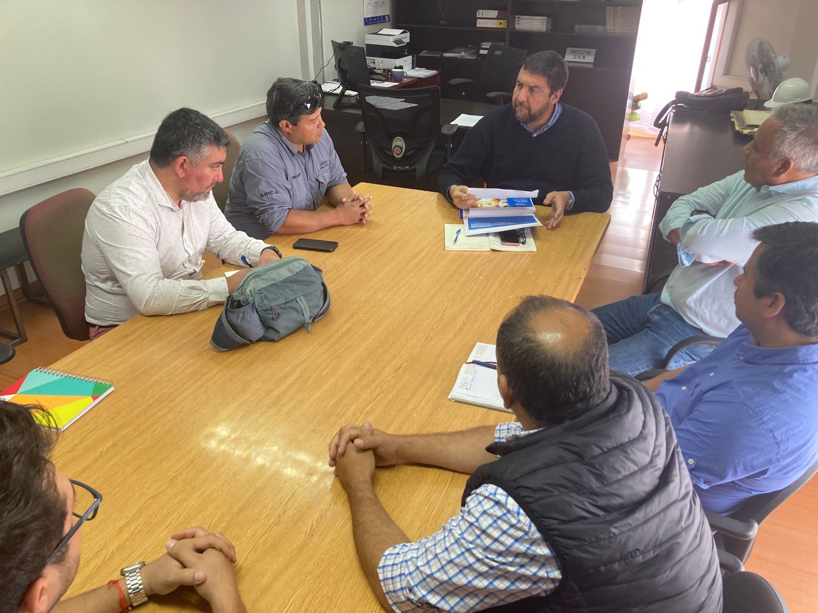 El presidente de la CChC Arica, Ricardo Peña Jones, y representantes de la sede se reúnen con el nuevo director de la DOM, Juan Arcaya Puente