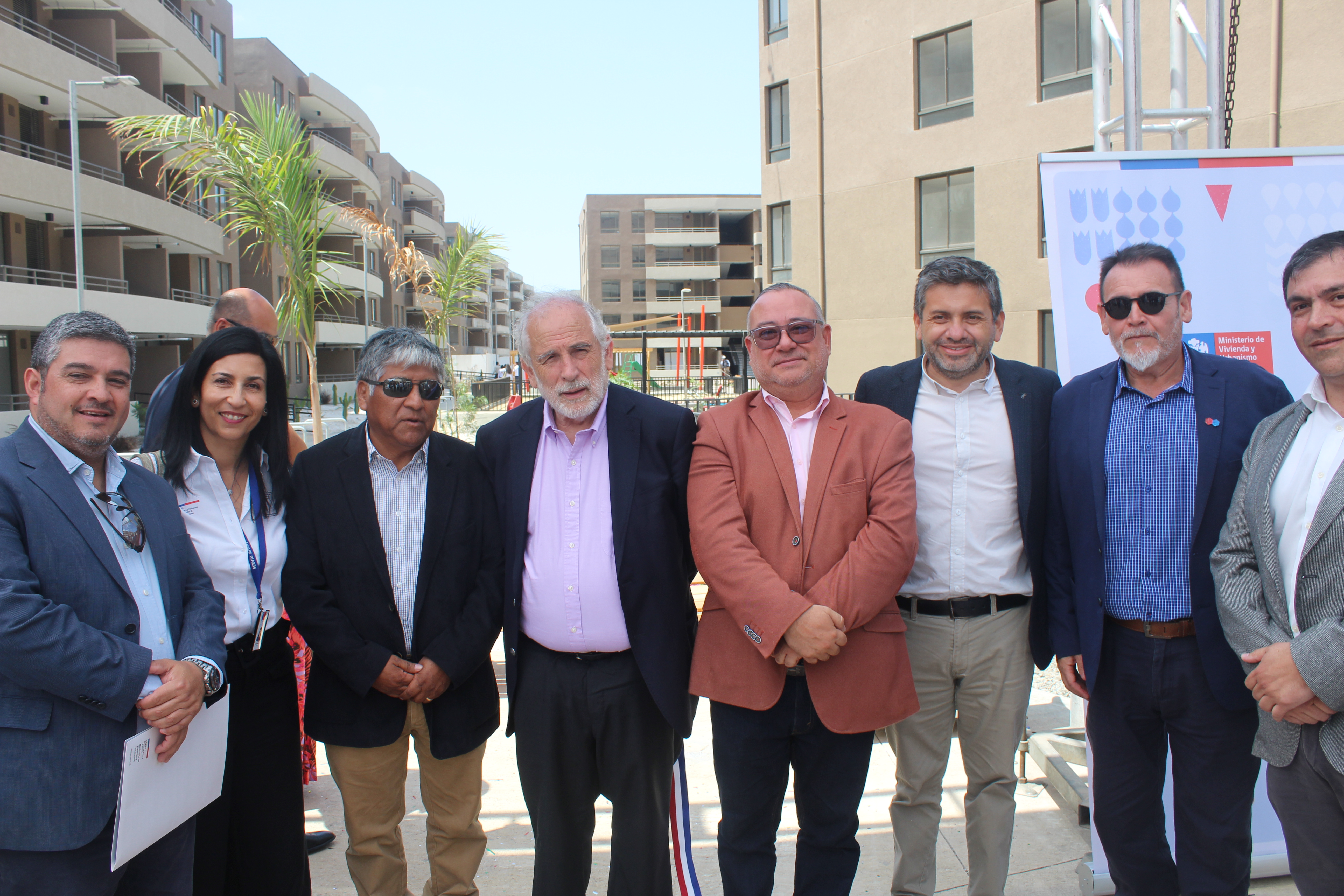 Ministro Carlos Montes junto a representantes de la CChC Arica en entrega de conjunto habitacional