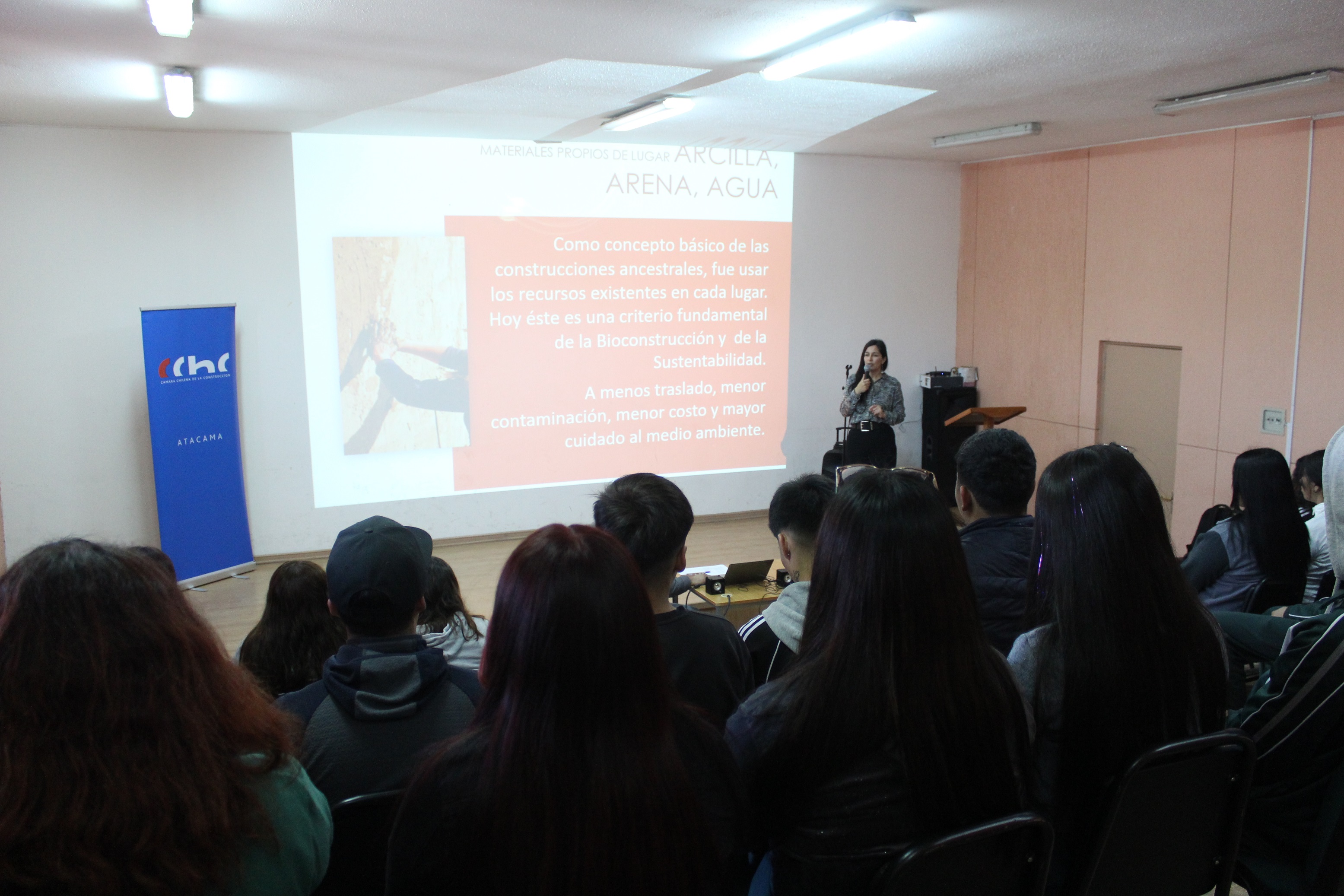 Estudiantes participan en exposición de Sol Pardo, destacada profesional del sector construcción, en jornada organizada por CChC Atacama y ONG Canales