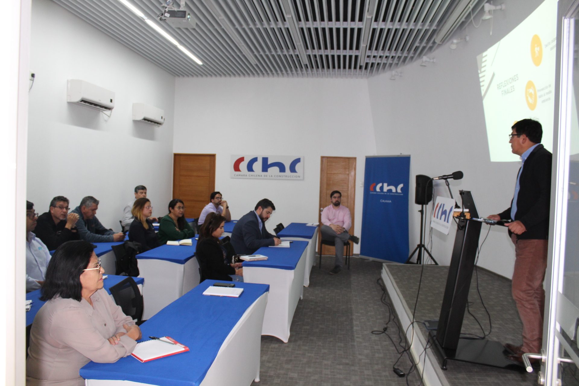 Reunión de directivos, socias y socios de la CChC Calama sobre la Ley 21.595 y modelo preventivo de delitos económicos