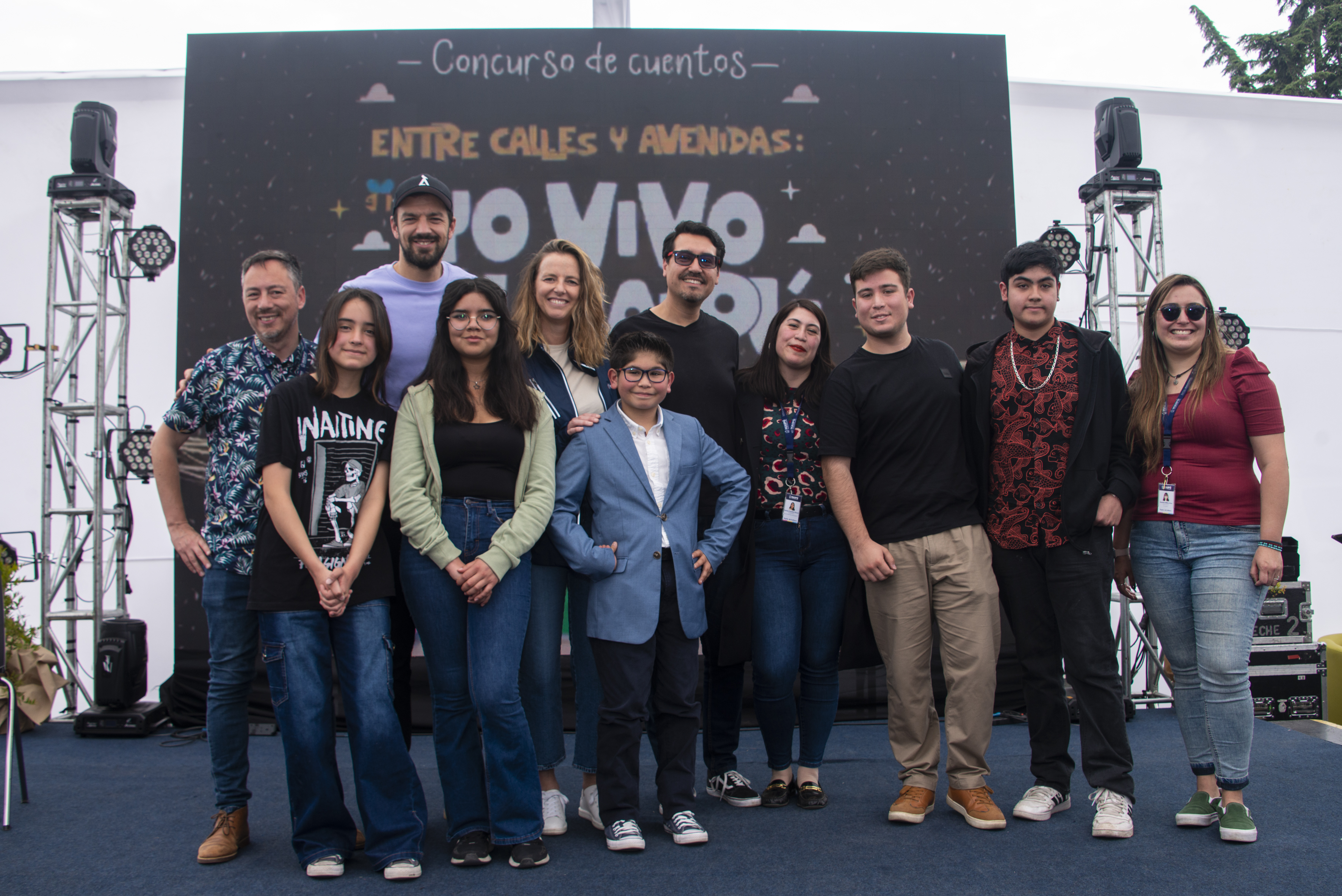 Representantes del área de Extensión de la CChC y la Municipalidad de Maipú junto a niños y niñas ganadores del concurso
