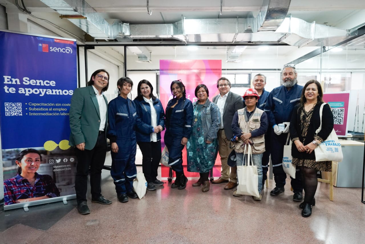 Trabajadores capacitados con cursos de oficios en construcción entregados por la CChC, Sence y ChileValora