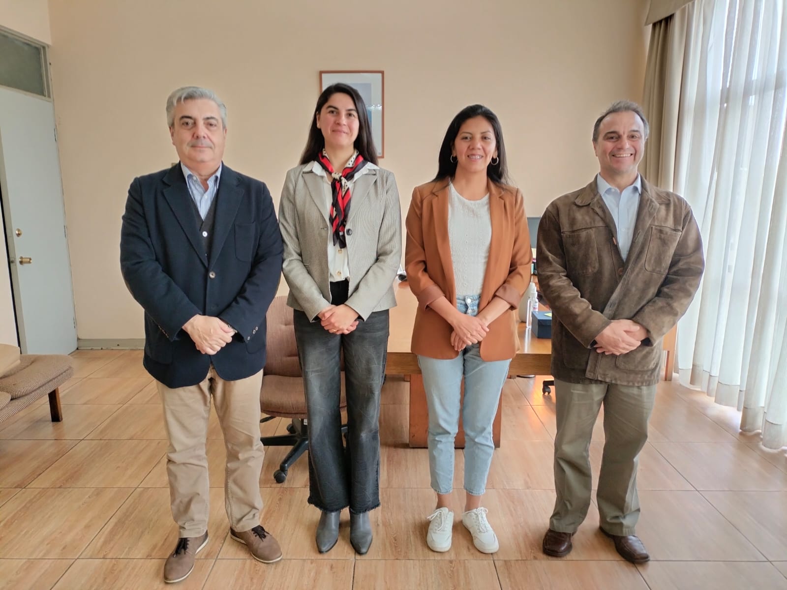 Mesa directiva de la CChC Los Ángeles con la delegada presidencial provincial, Paulina Purrán