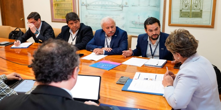 Ministra de Obras Públicas, Jessica López, trabajando con autoridades de la CChC Magallanes