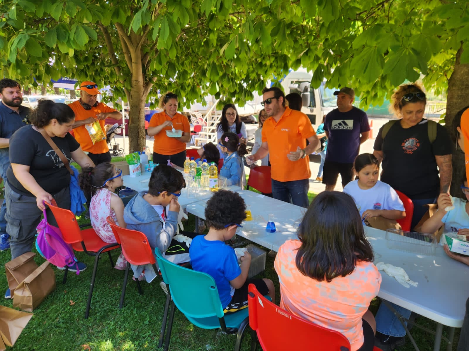 Representantes de DTC+ realizan actividades de química para niños oncológicos del Hospital de Talca