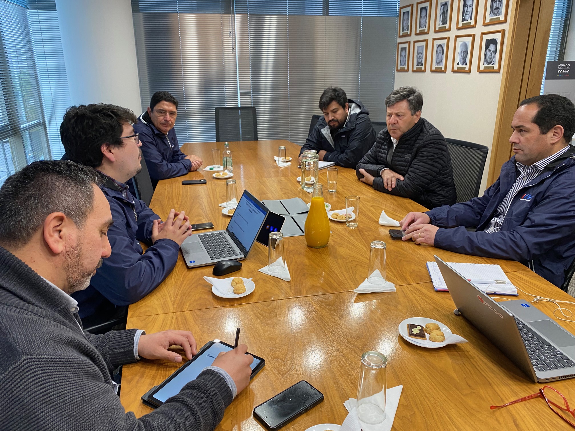 Representantes de CChC Maule dialogan con el senador Juan Castro sobre medidas de reactivación regional.