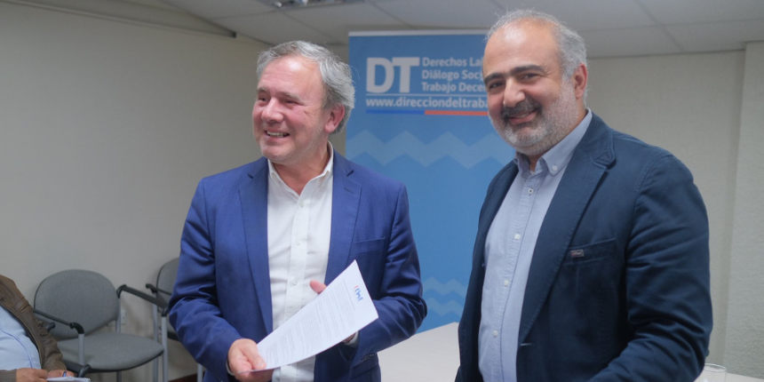 Ricardo Salman, presidente de la CChC Ñuble, junto al senador Gustavo Sanhueza en la presentación de las 25 medidas de recuperación económica para Chile y sus regiones