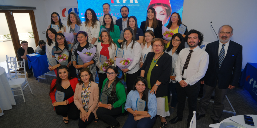 Mujeres reconocidas en la ceremonia “15 Mujeres de la Construcción de Ñuble” posan con el presidente de la CChC Ñuble, Ricardo Salman, y autoridades del gremio