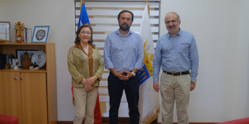 Ricardo Salman, presidente de la CChC Ñuble, María Eugenia Rojas, presidenta de la Comisión Mujeres, y el gobernador de Ñuble Óscar Crisóstomo, posan en la reunión de planificación de obras