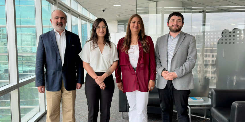 Javiera Petersen, subsecretaría de Economía, junto a Ricardo Salman (presidente de CChC Ñuble), Erick Solo de Zaldívar (Seremi de Economía Ñuble), Óscar Crisóstomo (gobernador de Ñuble) y Farías Zúñiga (presidenta de la Cámara de Turismo de San Fabián)
