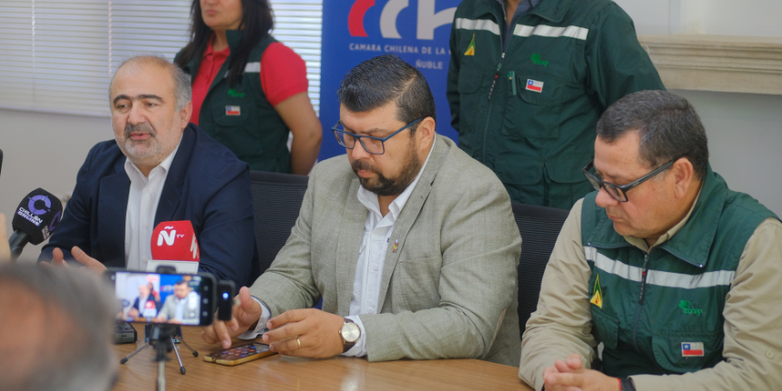 
Autoridades de la CChC Ñuble y Conaf en punto de prensa sobre acciones preventivas ante incendios forestales por altas temperaturas y sequías
