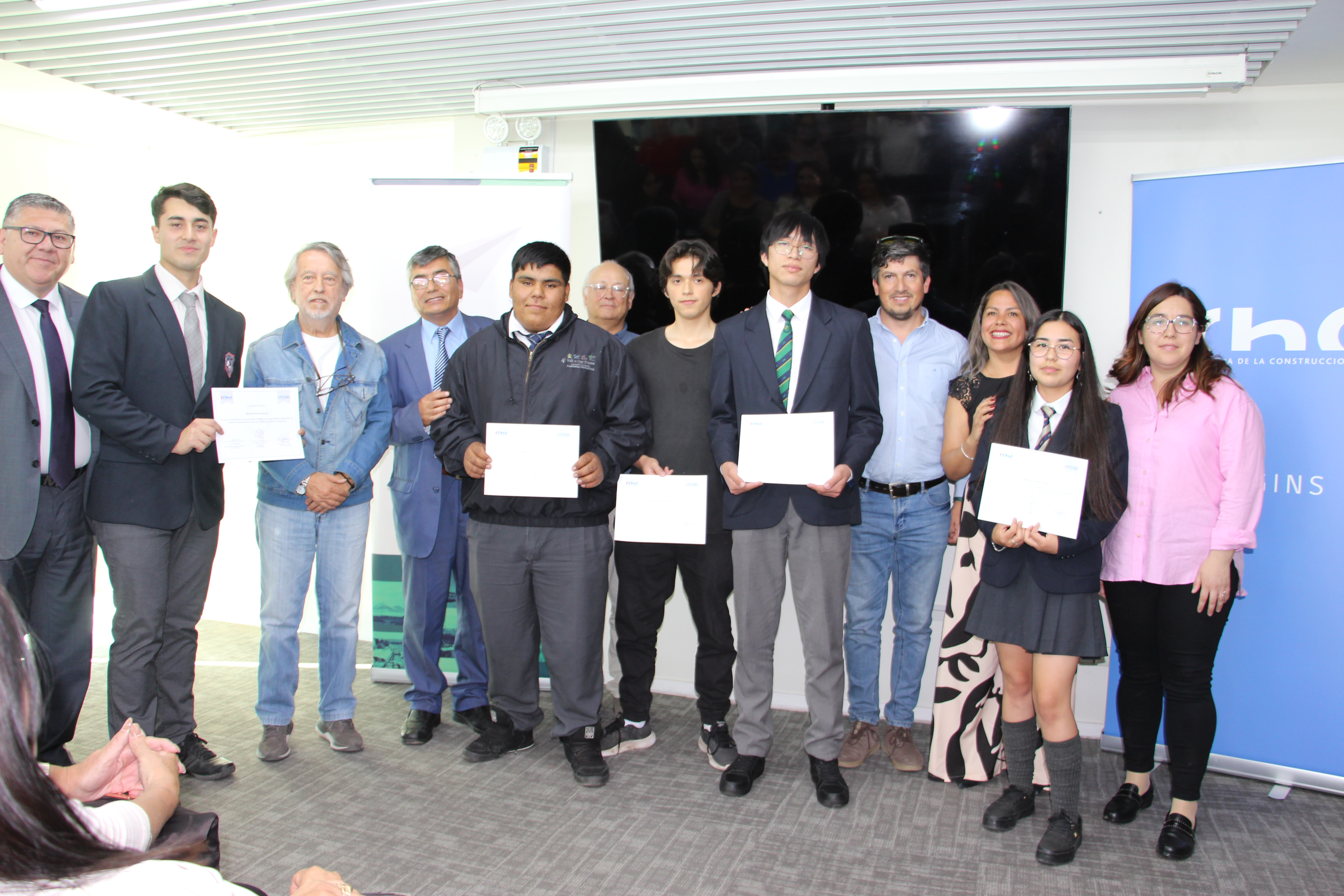 Estudiantes distinguidos gracias al proyecto Construyo Mi Futuro de la CChC O´Higgins y ONG Canales