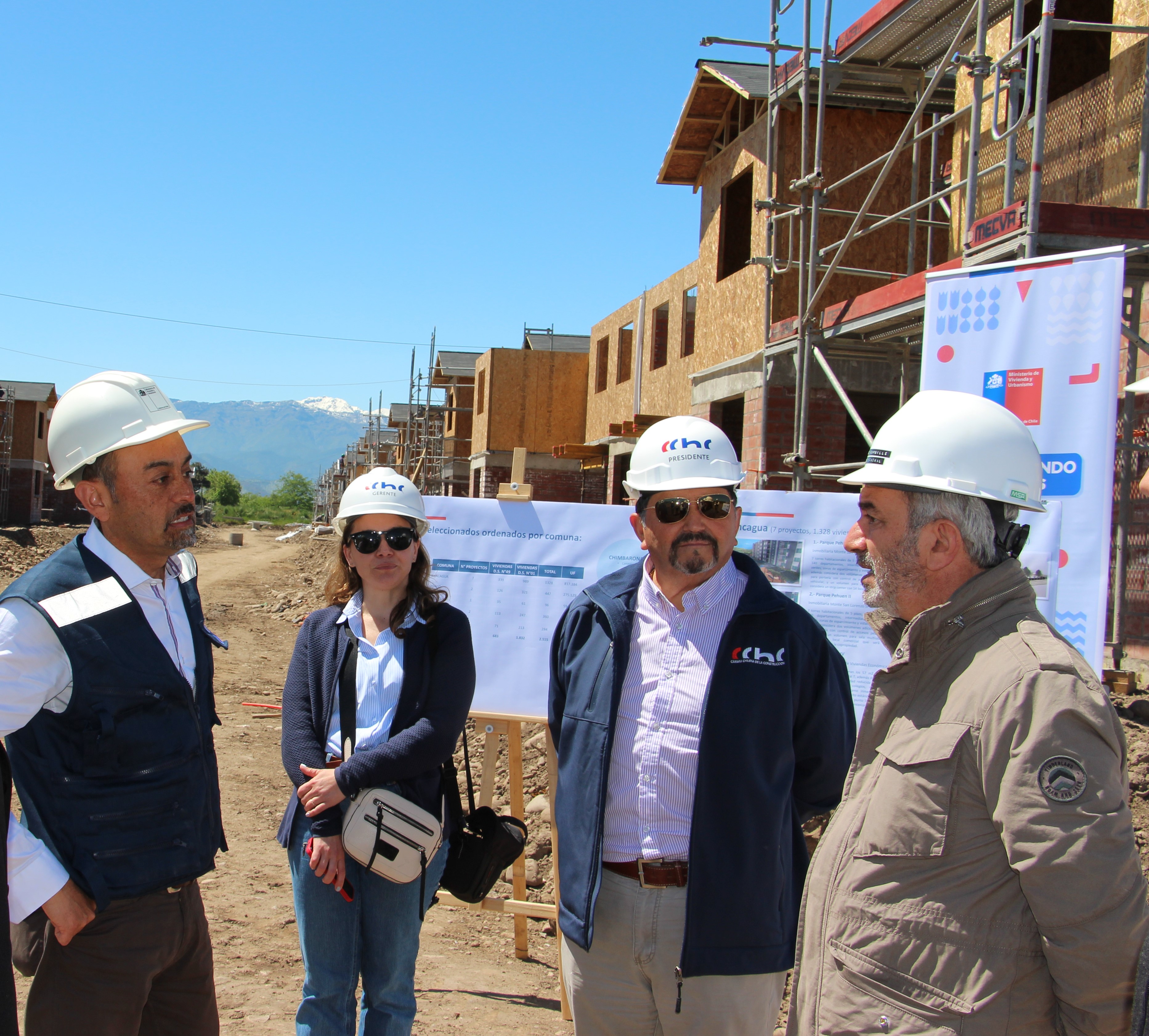 Guillermo Carbacho, presidente de la CChC O'Higgins, en reunión con MINVU en las obras de construcción de viviendas en la región