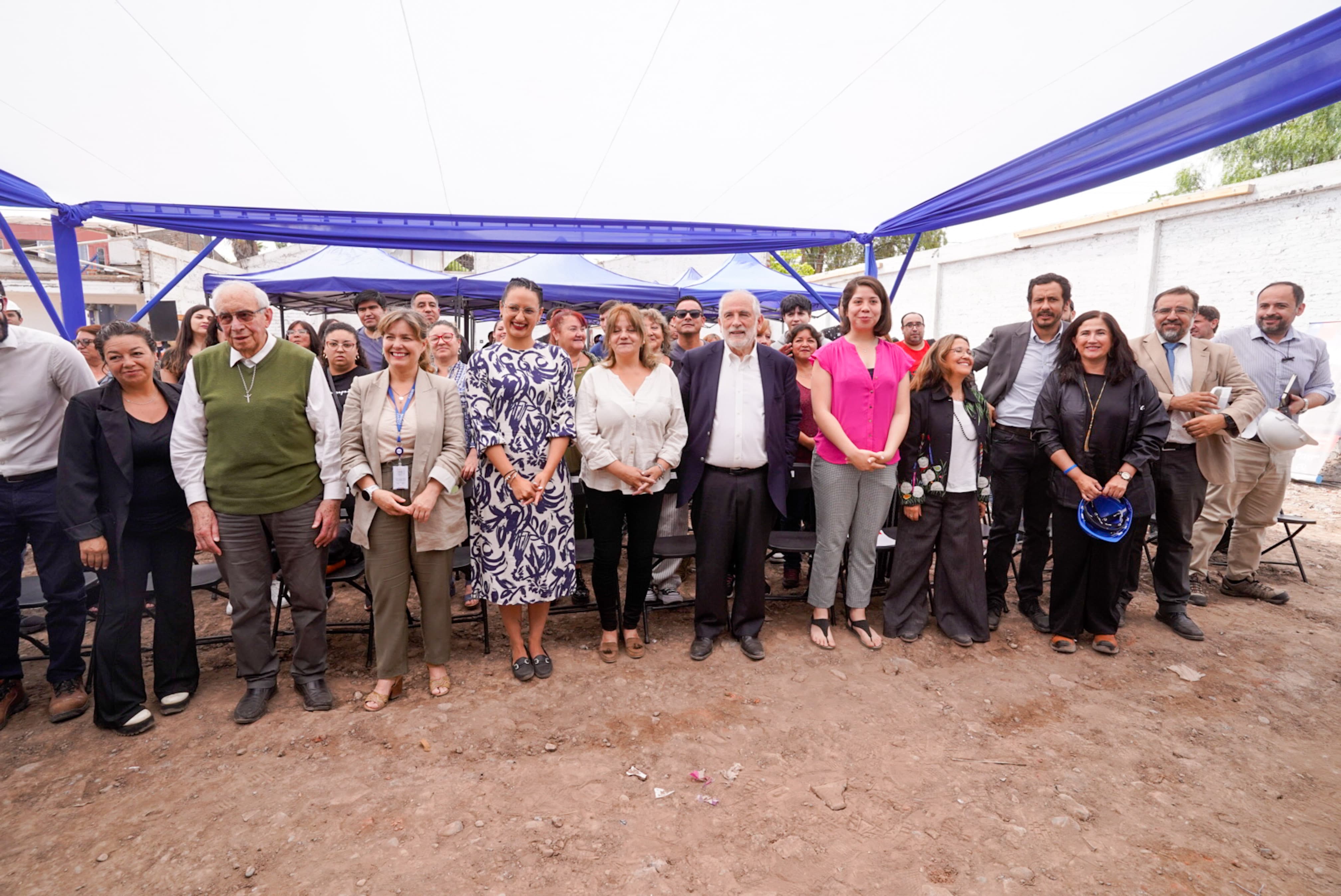 Autoridades y gremios de la CChC posan con la comunidad en la ceremonia de la primera piedra de proyecto habitacional en Lo Espejo