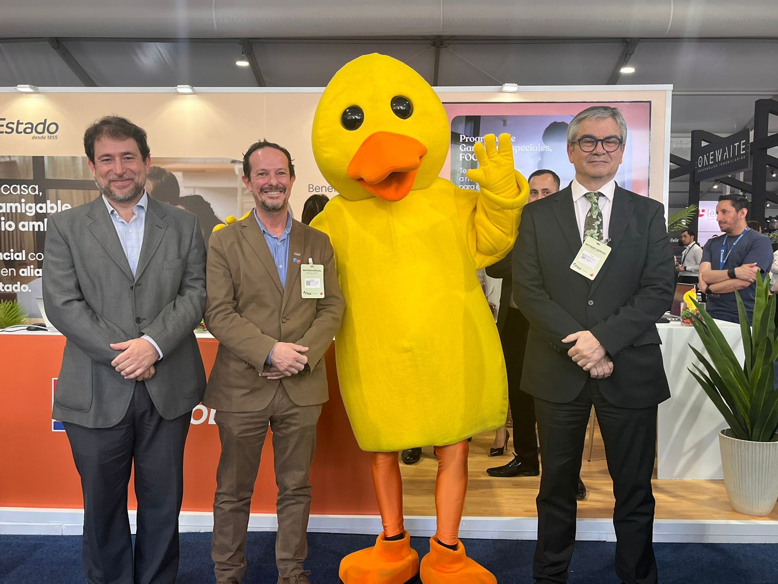 Claudio Barros, Mario Marcel y Daniel Hojman posan con la mascota oficial de BancoEstado