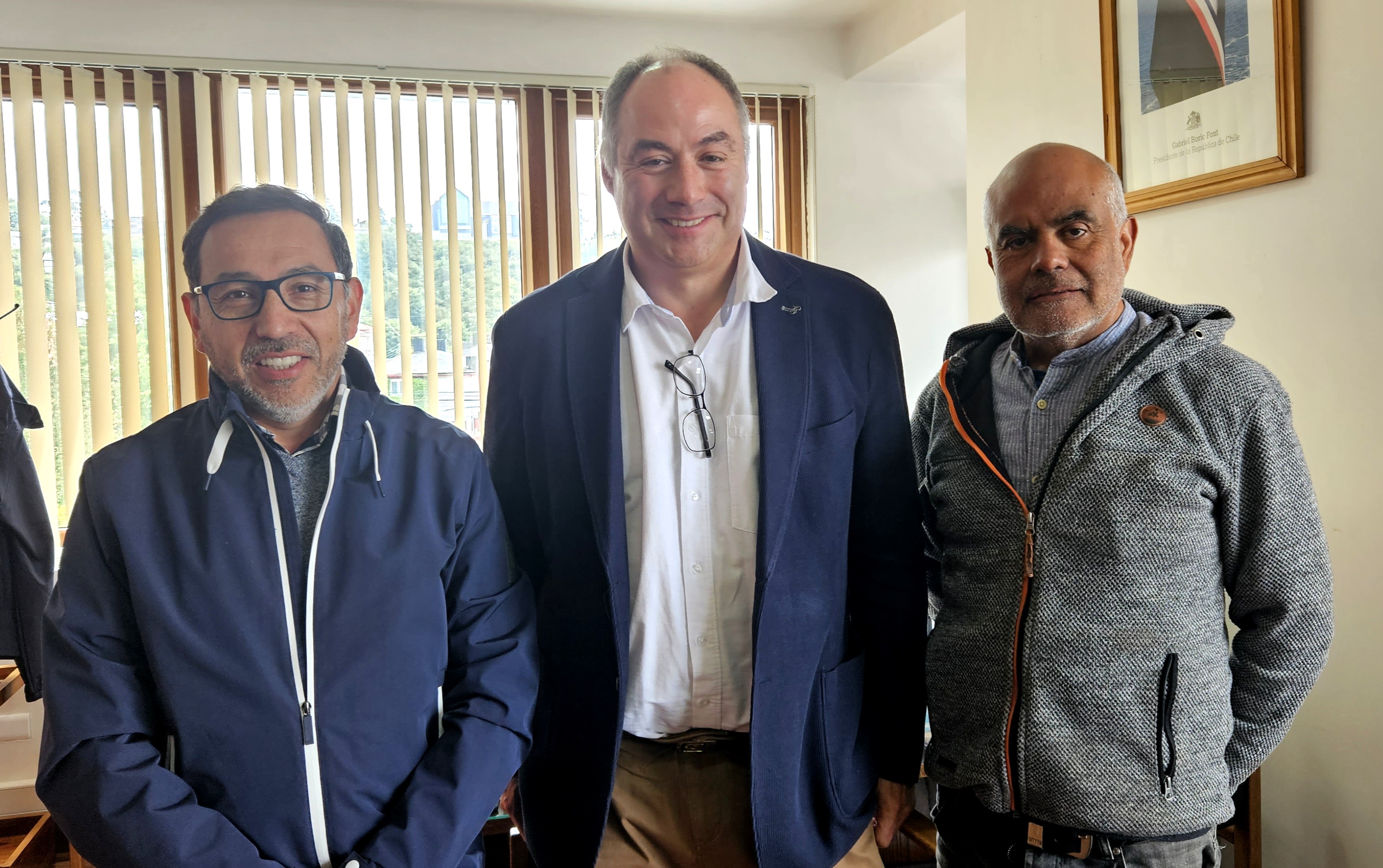 

El presidente de la CChC Puerto Montt, Claudio Sepúlveda, el Consejero Regional, Francisco Troncoso y el seremi de Economía, Luis Cárdenas
