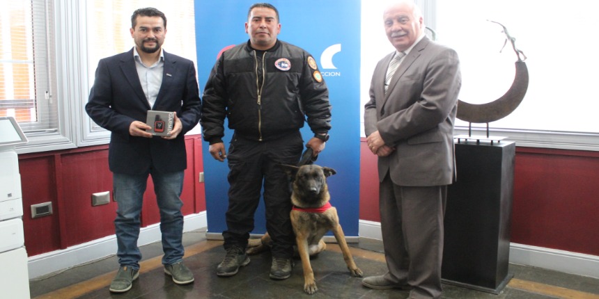 La CChC Punta Arenas dona equipo Garmin Mini al Grupo de Operaciones de Rescate K9 Ladridos del Sur