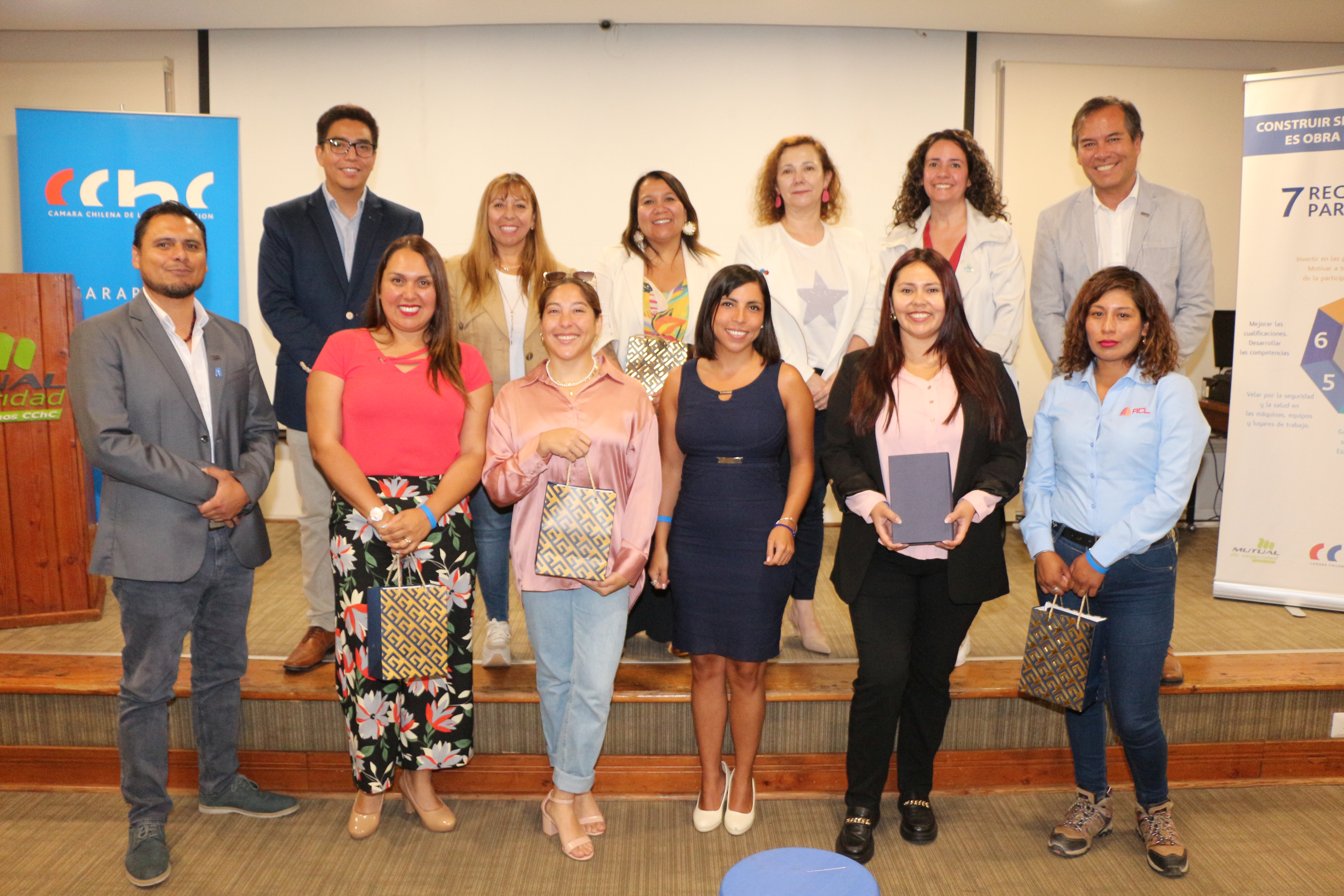 Integrantes de la CChC Tarapacá, la Comisión de Mujeres y la Comisión de Seguridad y Salud Laboral posan en el 1er Encuentro Nacional en Tarapacá de Mujeres en Seguridad y Prevención
