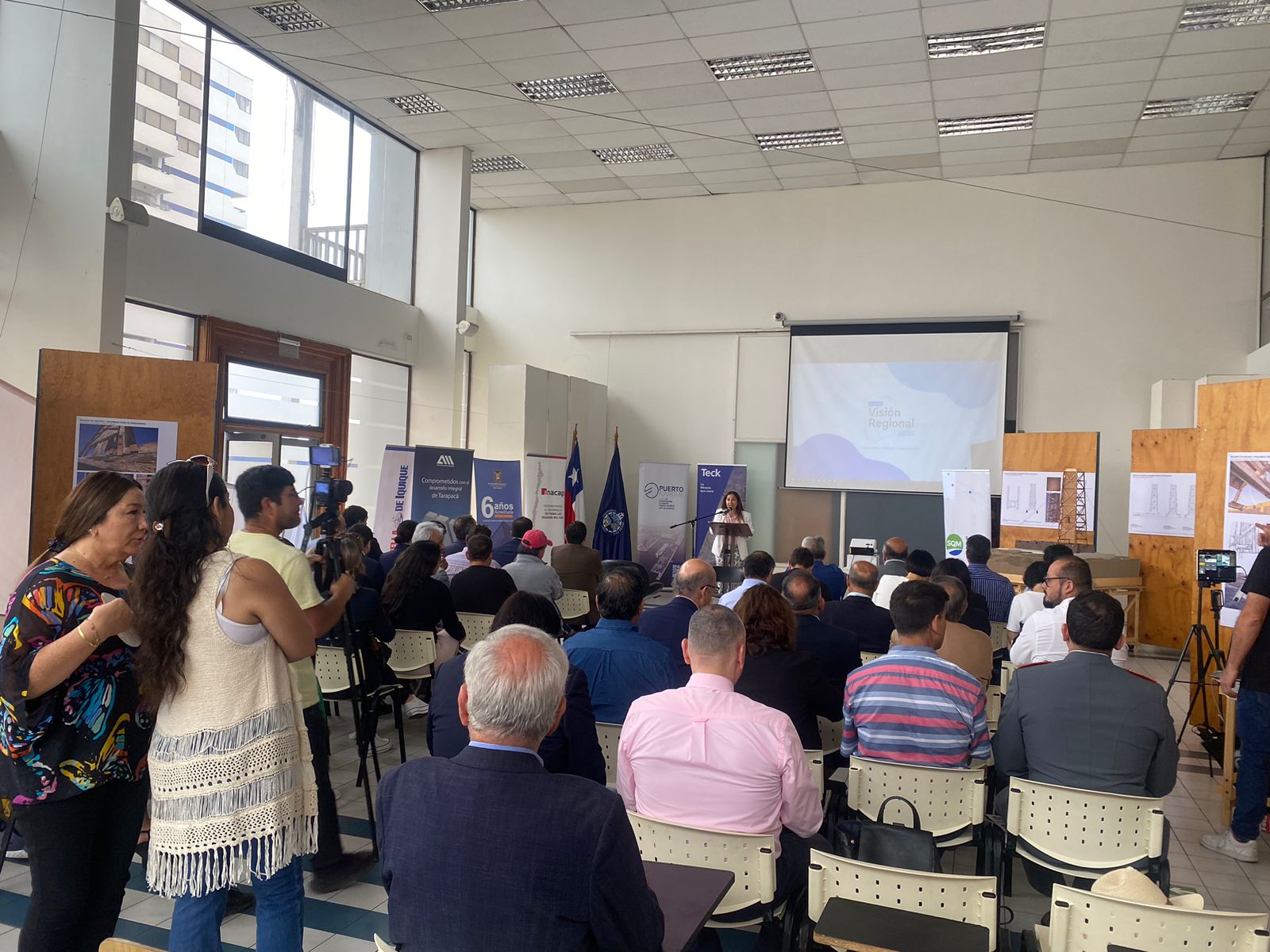 Representantes y asociados de la CChC Tarapacá participan en las charlas del ciclo 'Visión Regional 2023', realizadas en el Auditorio de INACAP