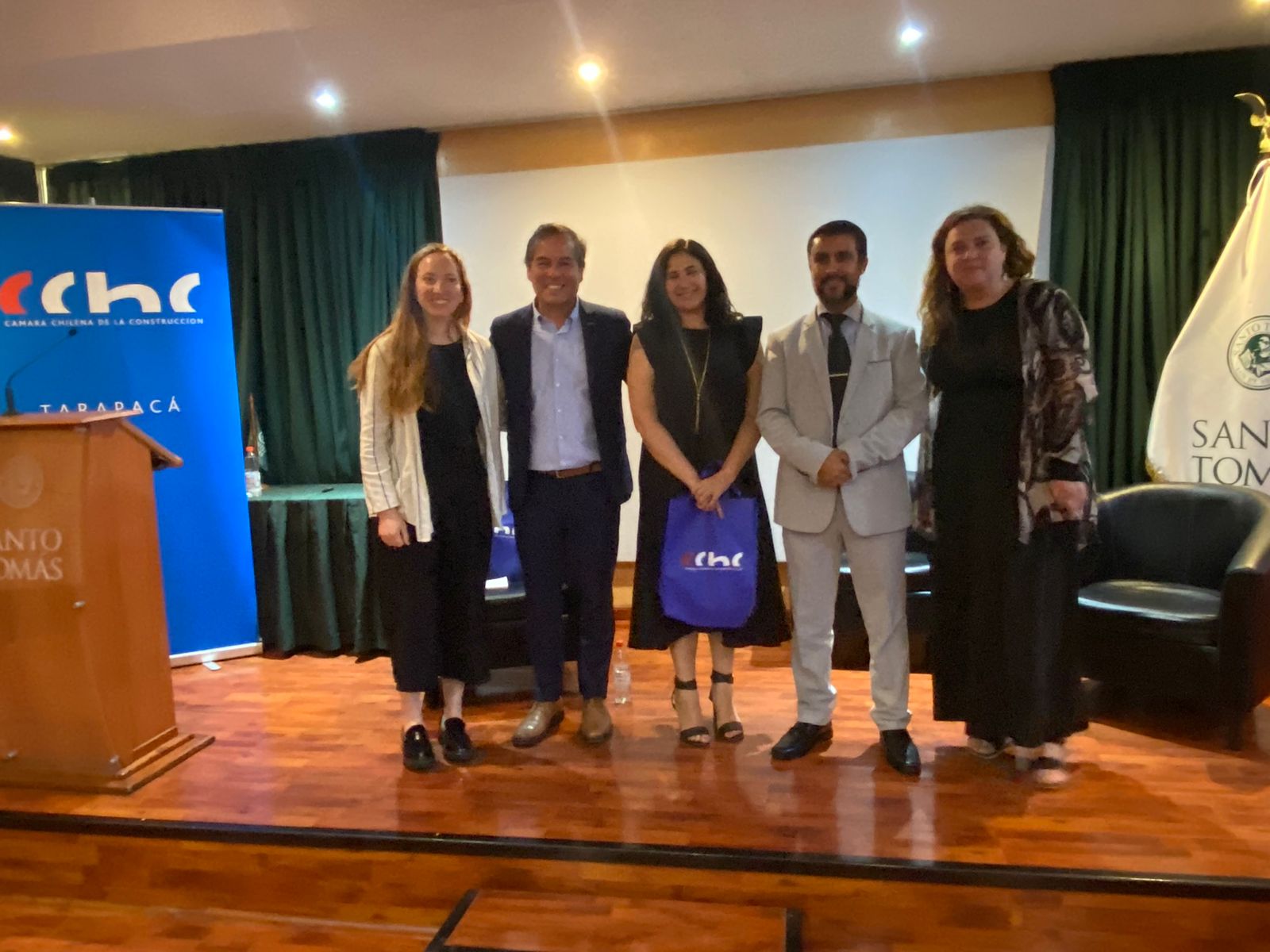 Jacqueline Gálvez, Iván Berríos, Marcela Peredo y Magdalena Vergara saludan a la cámara desde el escenario tras el evento