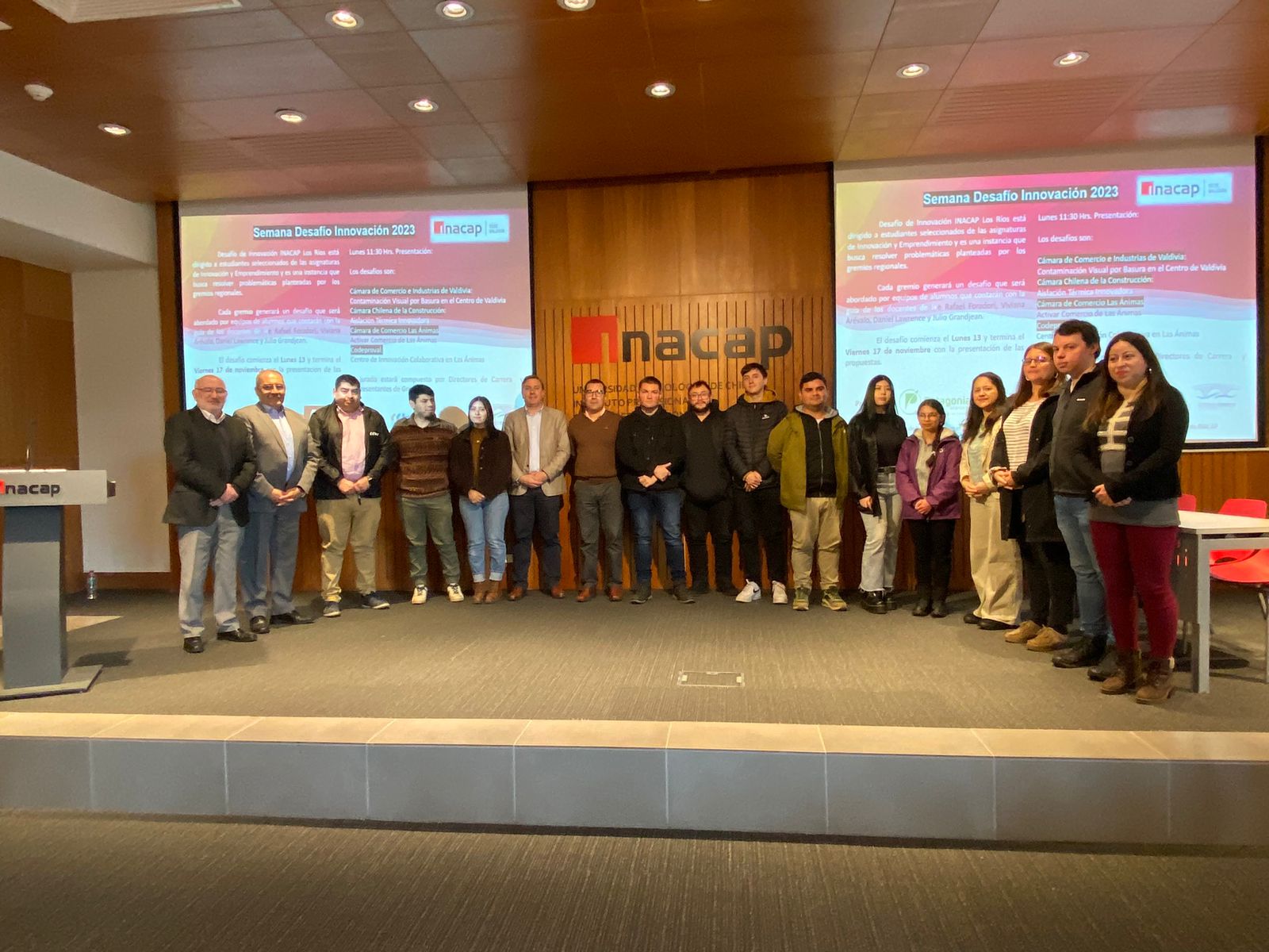 Autoridades de la CChC Valdivia con estudiantes y docentes durante la Semana Desafío Innovación 2023
