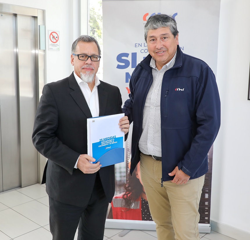 Gabriel Benavente Font de la Vall, presidente de la CChC Valparaíso, entrega al senador Ricardo Lagos Weber el documento gremial “25 Medidas para impulsar la reactivación, el crecimiento y el empleo”