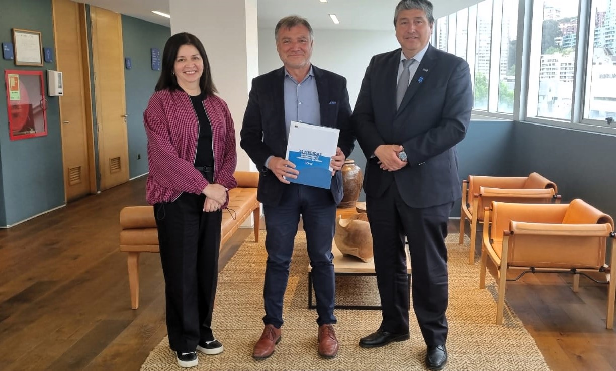 El seremi MOP, Yanino Riquelme, teniendo en sus manos las “25 Medidas para la Reactivación, el Crecimiento y el Empleo” que le entregó Gabriel Benavente Font de la Vall, presidente de la CChC Valparaíso 