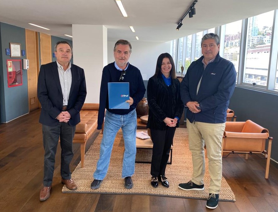 CChC Valparaíso junto al diputado Francisco Undurraga y el documento con 25 medidas reactivadoras