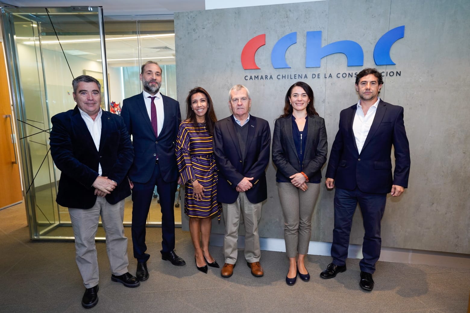Sergio Gritti, Rafael Palacios y Diana Ewing junto a representantes de ACADES y CChC en el convenio para impulsar el estudio y difusión de fuentes alternativas de agua