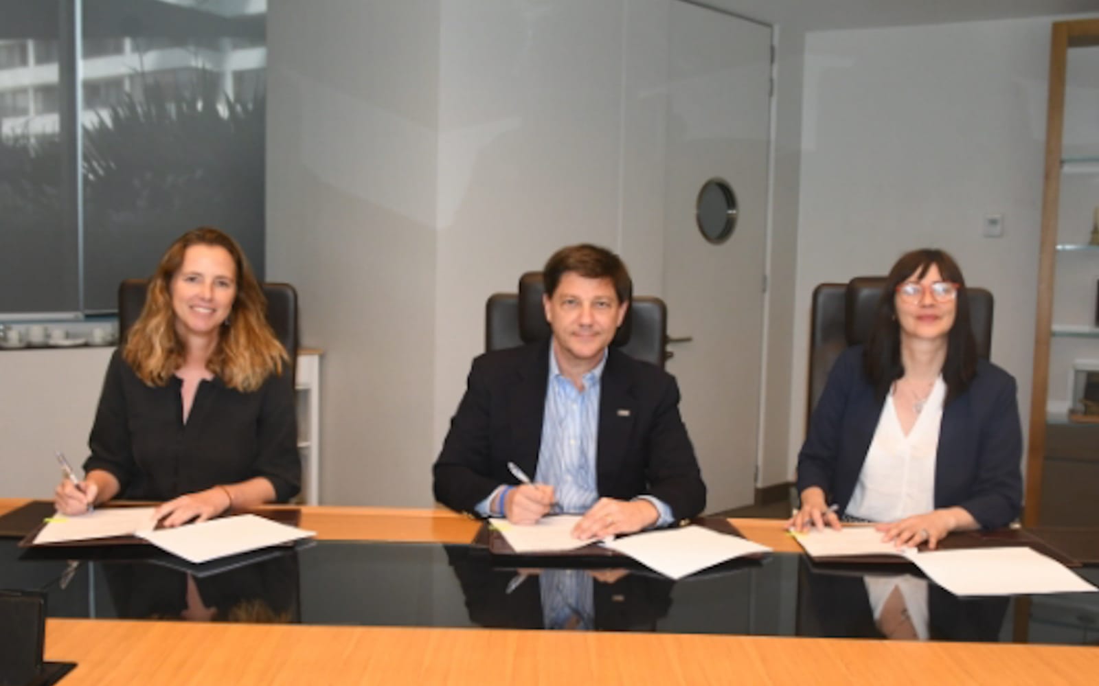 Directora de SENDA, Natalia Riffo, Presidente de la CChC, Juan Armando Vicuña, y Gerenta General de la CChC, Paula Urenda, saludan al firmar el convenio estratégico