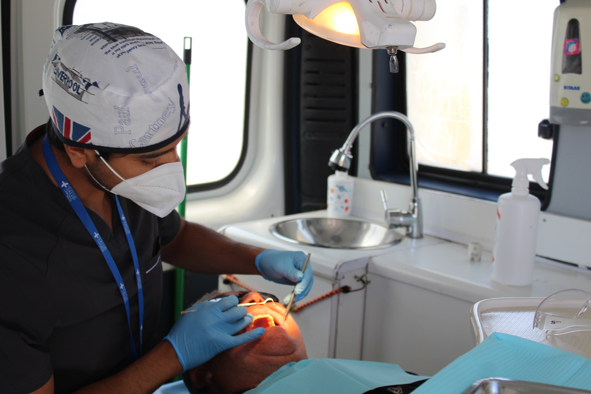 Odontólogo realizando una atención preventina en la clínica móvil dental en Calama
