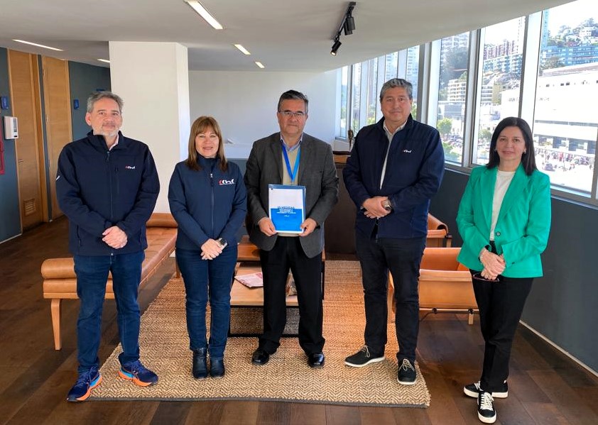 CChC Valparaíso presentando 25 medidas al seremi de Economía, Marcelo Arredondo, para agilizar la inversión e impulsar el desarrollo regional