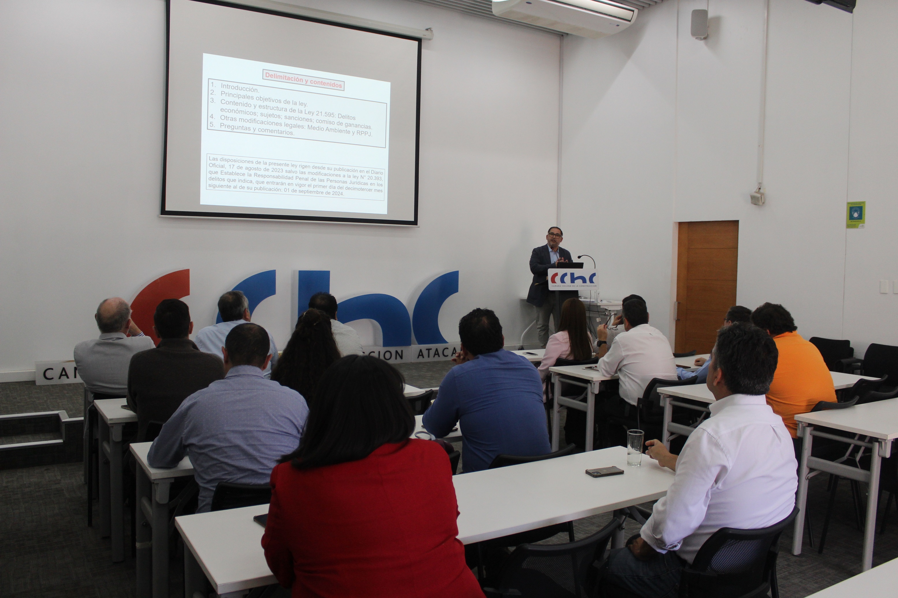 Un representante de los comités gremiales de la CChC Atacama realiza una charla informativa a las empresas socias