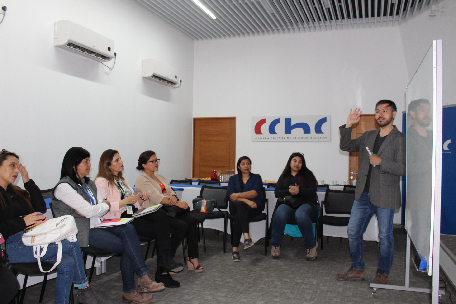 El psicólogo Carlos Álvarez exponiendo en el taller de detección de necesidades de capacitación ante la Comisión de Mujeres de la CChC Calama