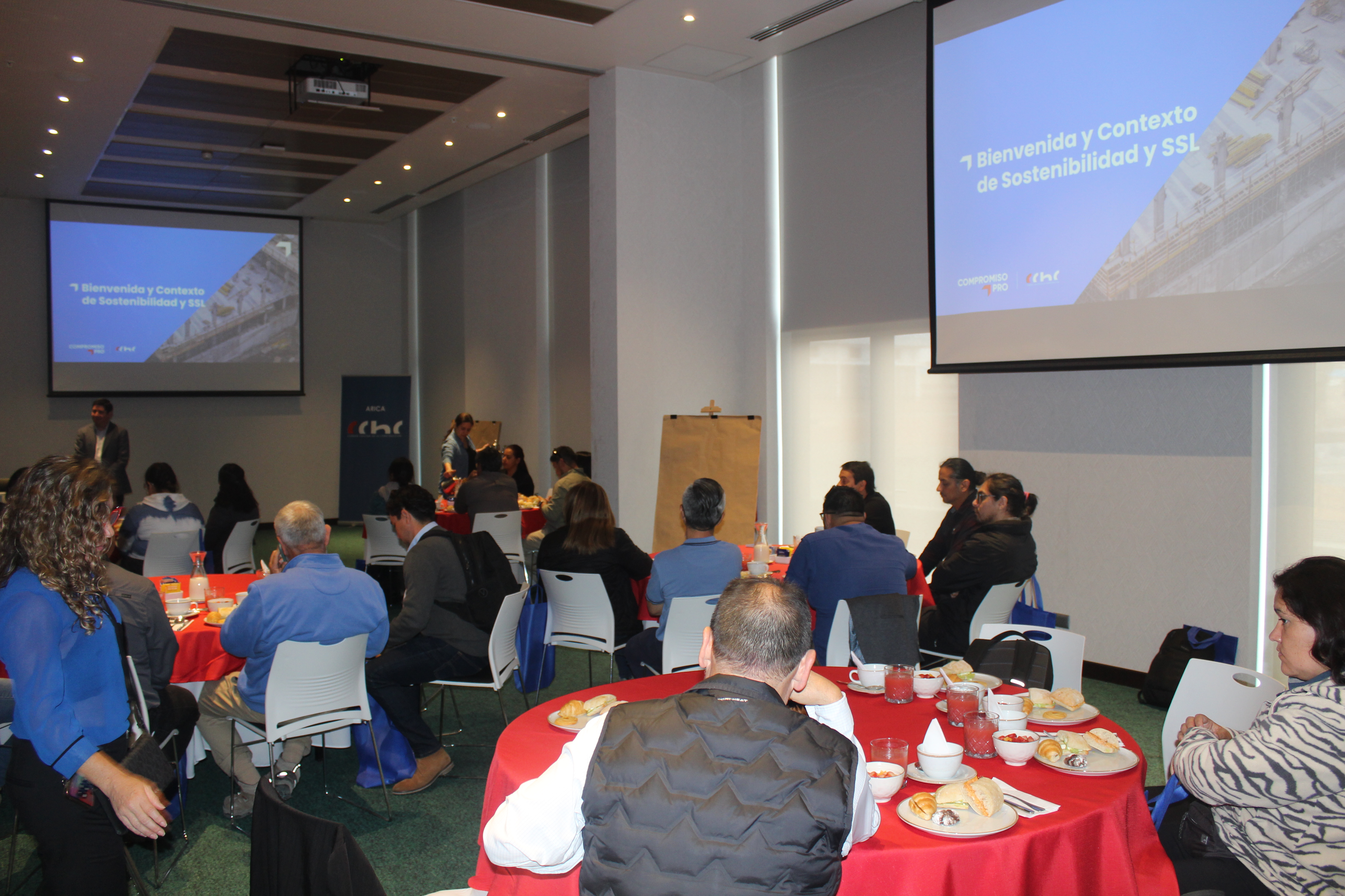 Exposición de prevencionistas y expertos de la CChC durante el Taller “Liderazgo y Gestión de Riesgos”, enfocado en seguridad laboral y bienestar de las y los trabajadores