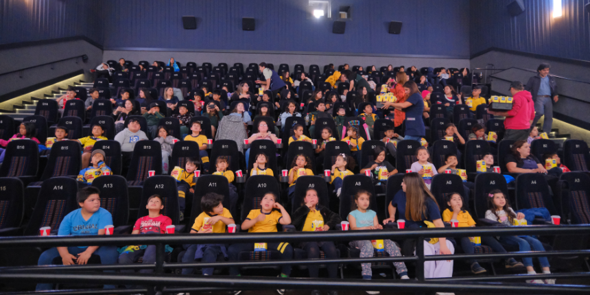 Niñas y niños disfrutan de una película gracias a la iniciativa 'Vamos al Cine con la Escuela La Castilla' de la CChC Ñuble